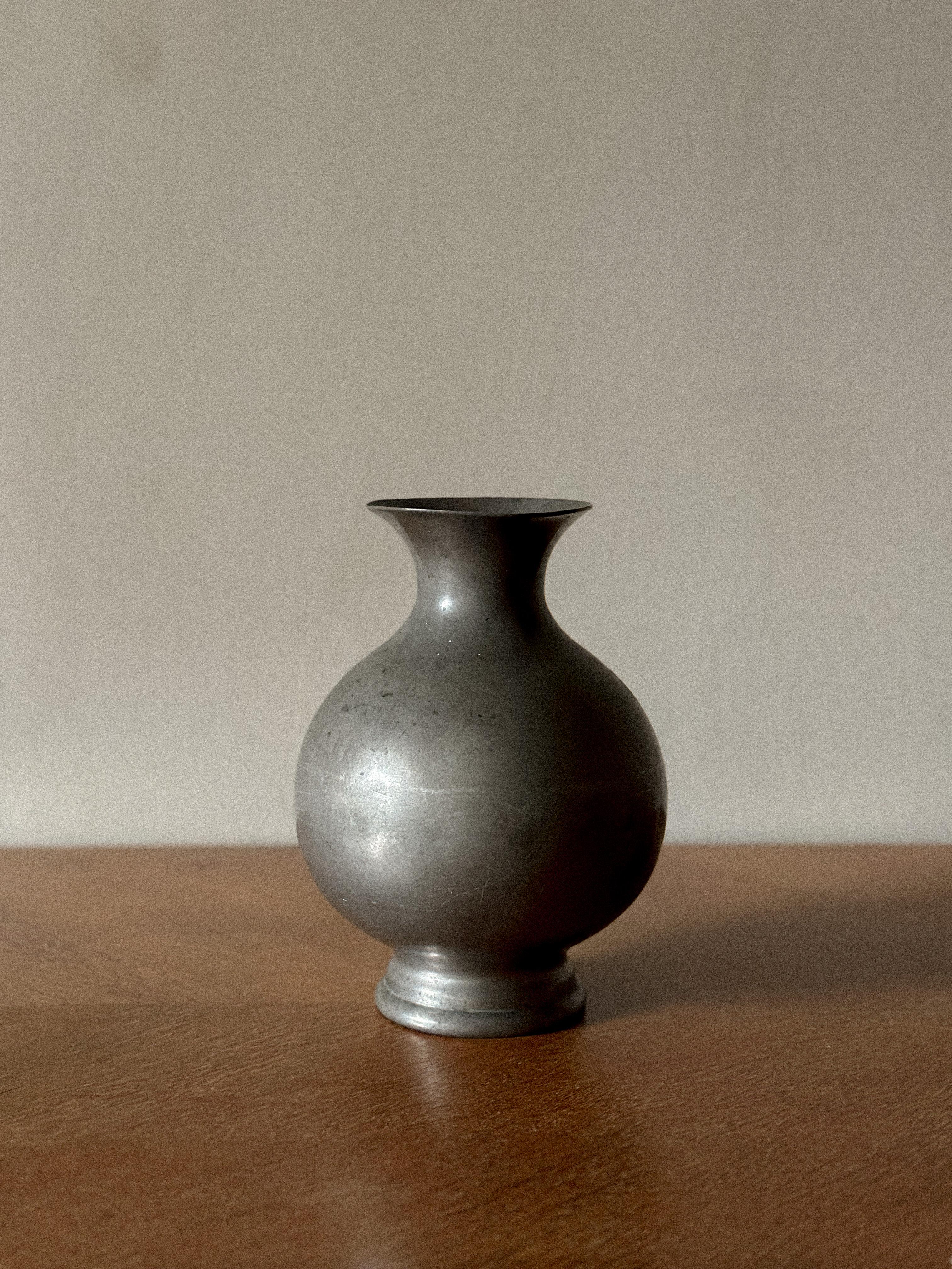 Firma Svenkt Tenn, eine Vase aus Zinn, Stockholm 1934.
Gestempelt mit Engelsmarke, Stockholm H8. Höhe 20 cm
Alters- und gebrauchsbedingte Abnutzung. Kratzer. Felgenchip