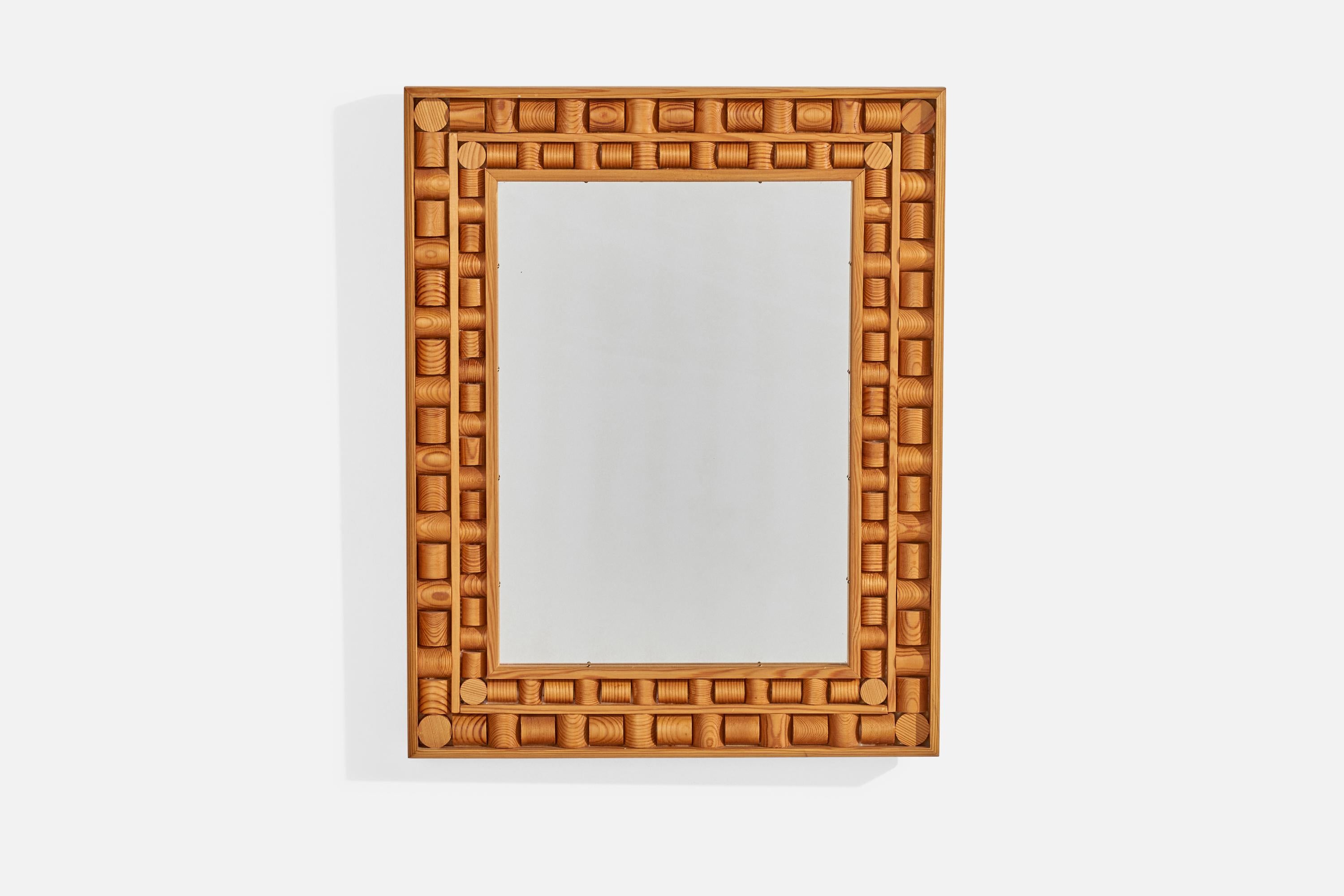 Miroir en pin conçu et produit par Firma Träslöjd, Skellefteå, Suède, c.C. 1970.