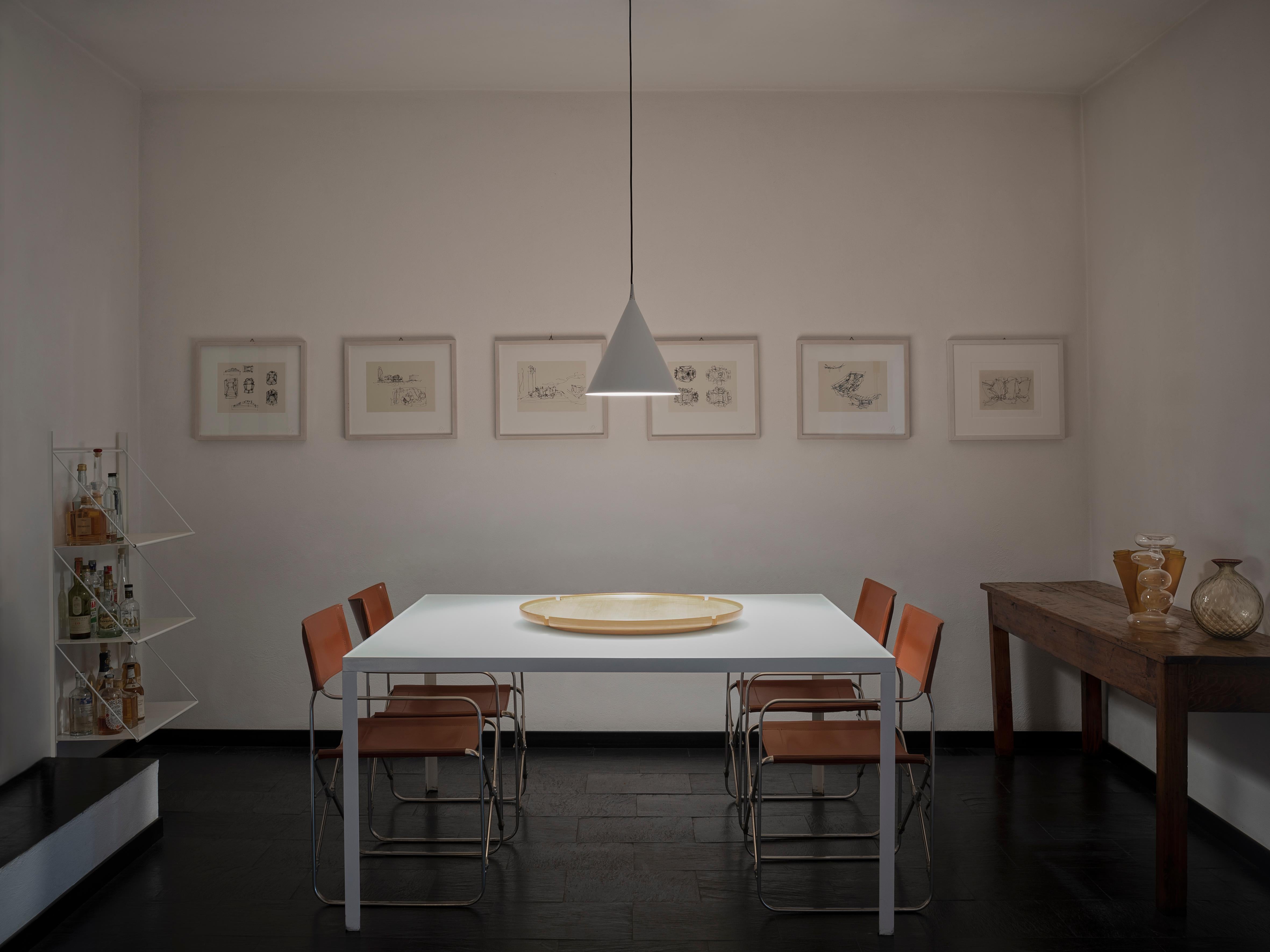 Si tratta di un sistema composto da versioni di lettura, pavimento, sospensione, parete e composizioni. Tutte le versioni sono dotate di LED regolabili con 4 livelli di emissione e quantità di luce. Le versioni da terra e da lettura hanno il dimmer