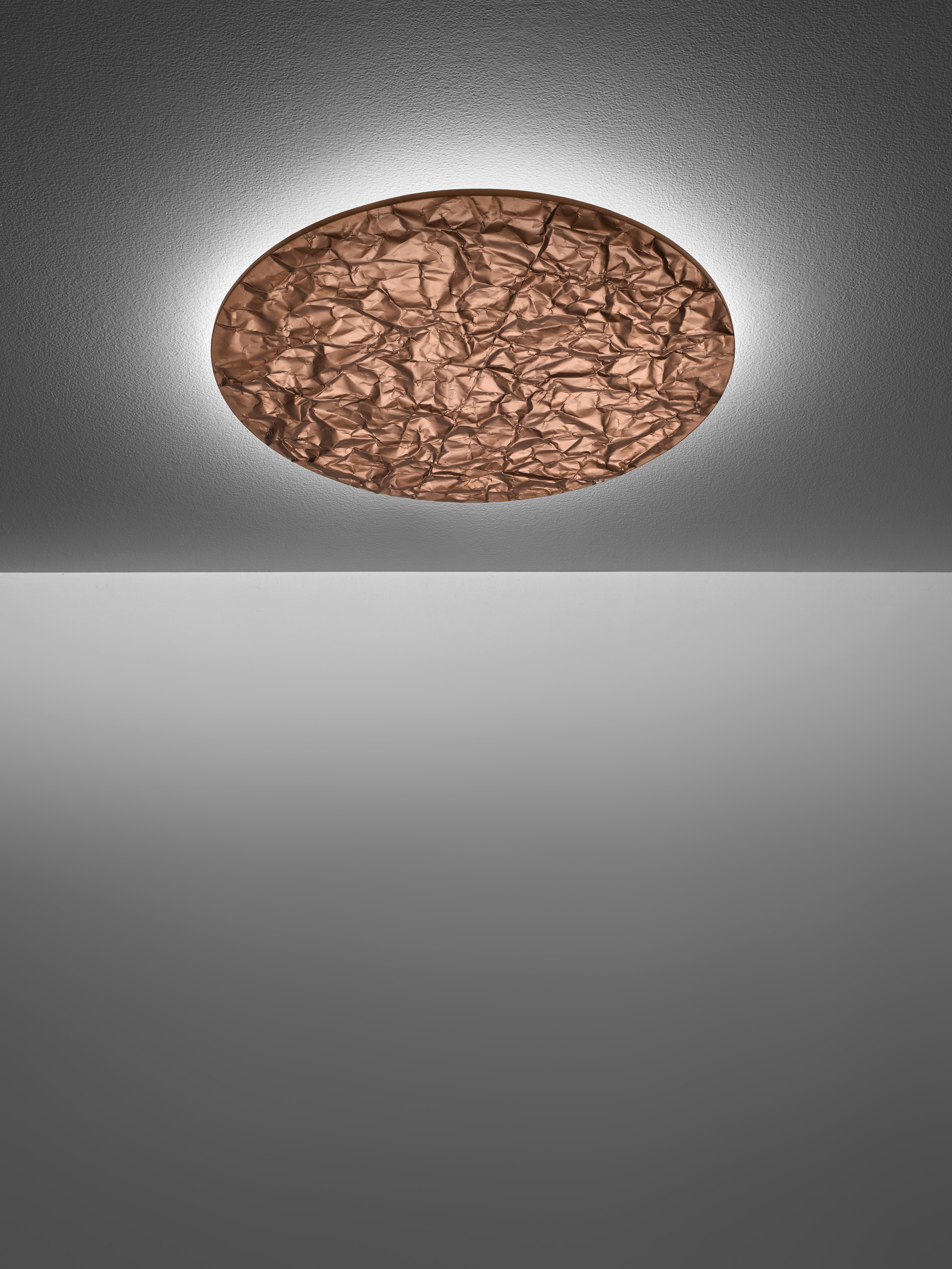 Nuestro famoso aplique o plafón LUNA Tonda, originalmente disponible sólo en blanco, ahora también está disponible en un interesante acabado Cobre. El material utilizado para esta sorprendente lámpara es una composición de polvo de mármol y resina.
