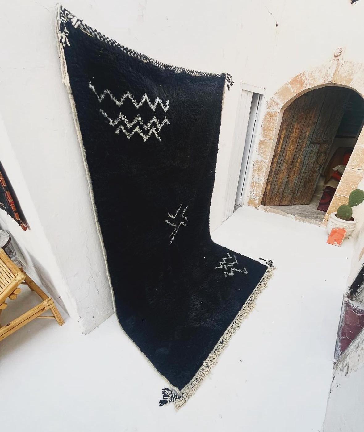 Bambara (Model No) - Tapis, laine brute, coton, pigment naturel - Contemporain Mixed Media Art par Firouz FarmanFarmaian