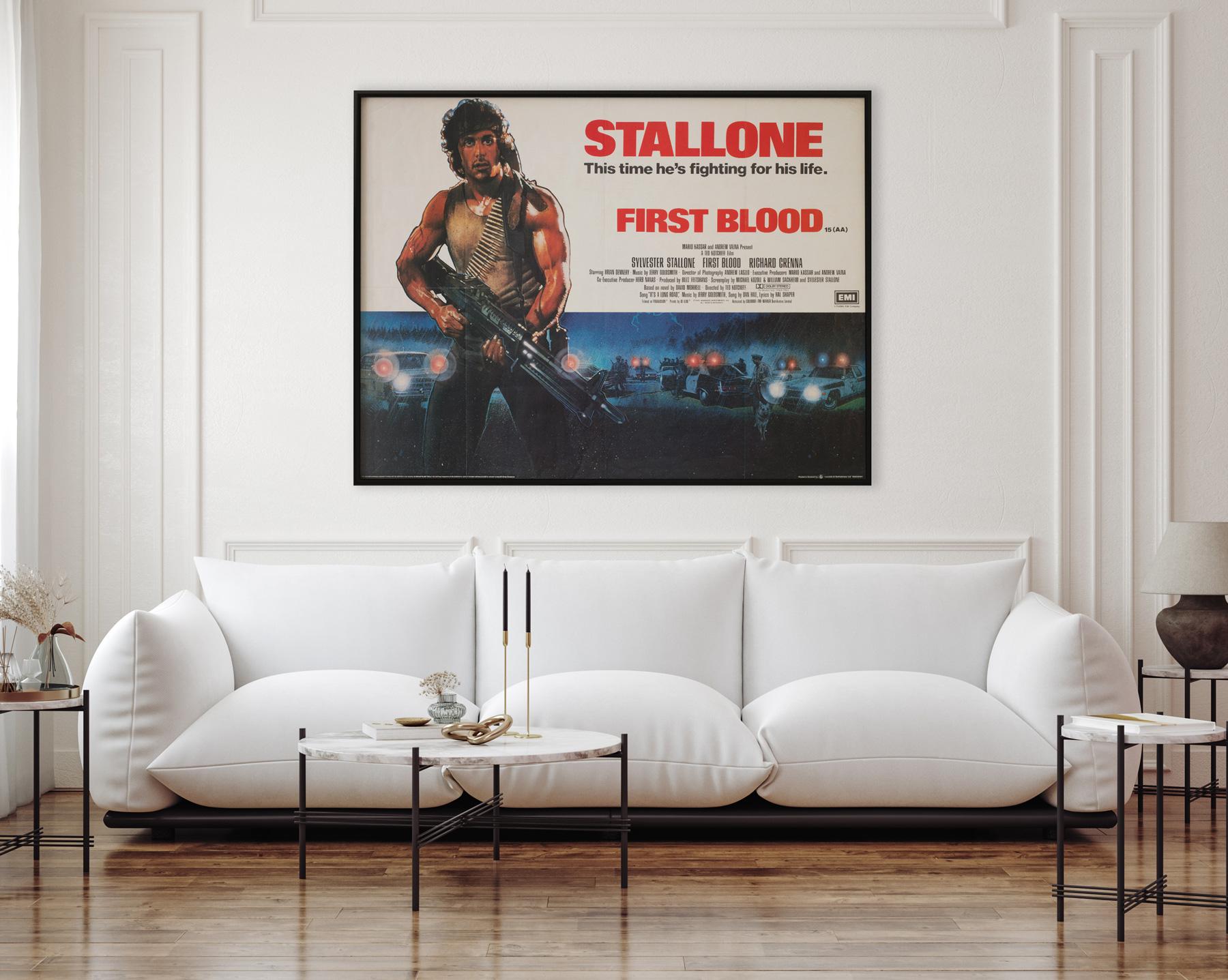 Affiche originale du film First Blood de Sylvester Stallone, en quadrichromie, avec l'inimitable dessin de Drew Struzan. Rambo, First Blood met en scène, aux côtés de Stallone, Richard Crenna, Brian Dennehy, Bill McKinney, Jack Starrett et David