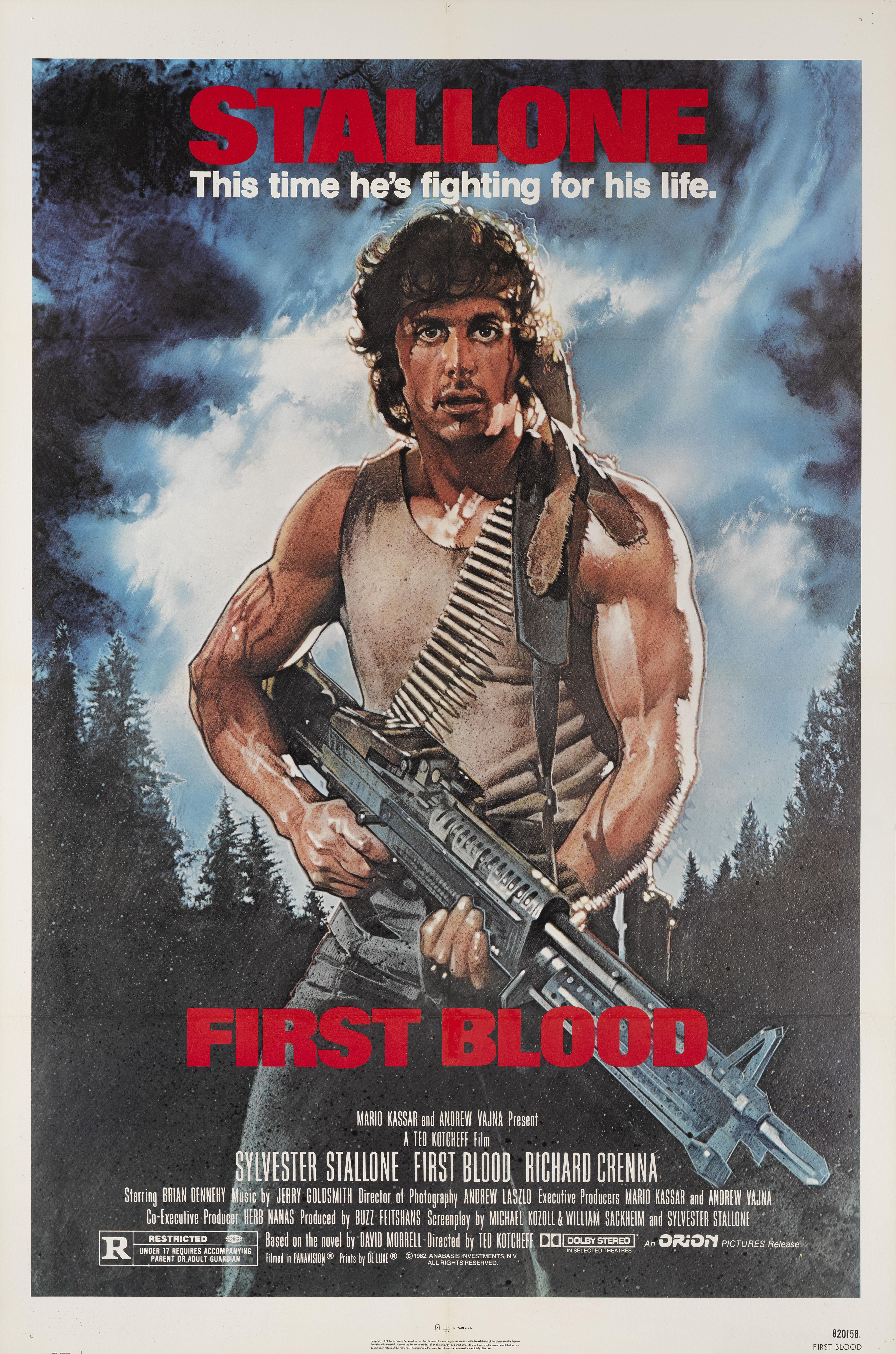 Original US-Filmplakat für den Actionfilm First Blood von 1982.
In diesem Film spielten Sylvestor Stallone, Brian Dennehy und  Richard Crenna.

Sylvestor Stallone spielt John J. Rambo. im ersten von 5 Filmen einer Reihe von Actionfilmen mit