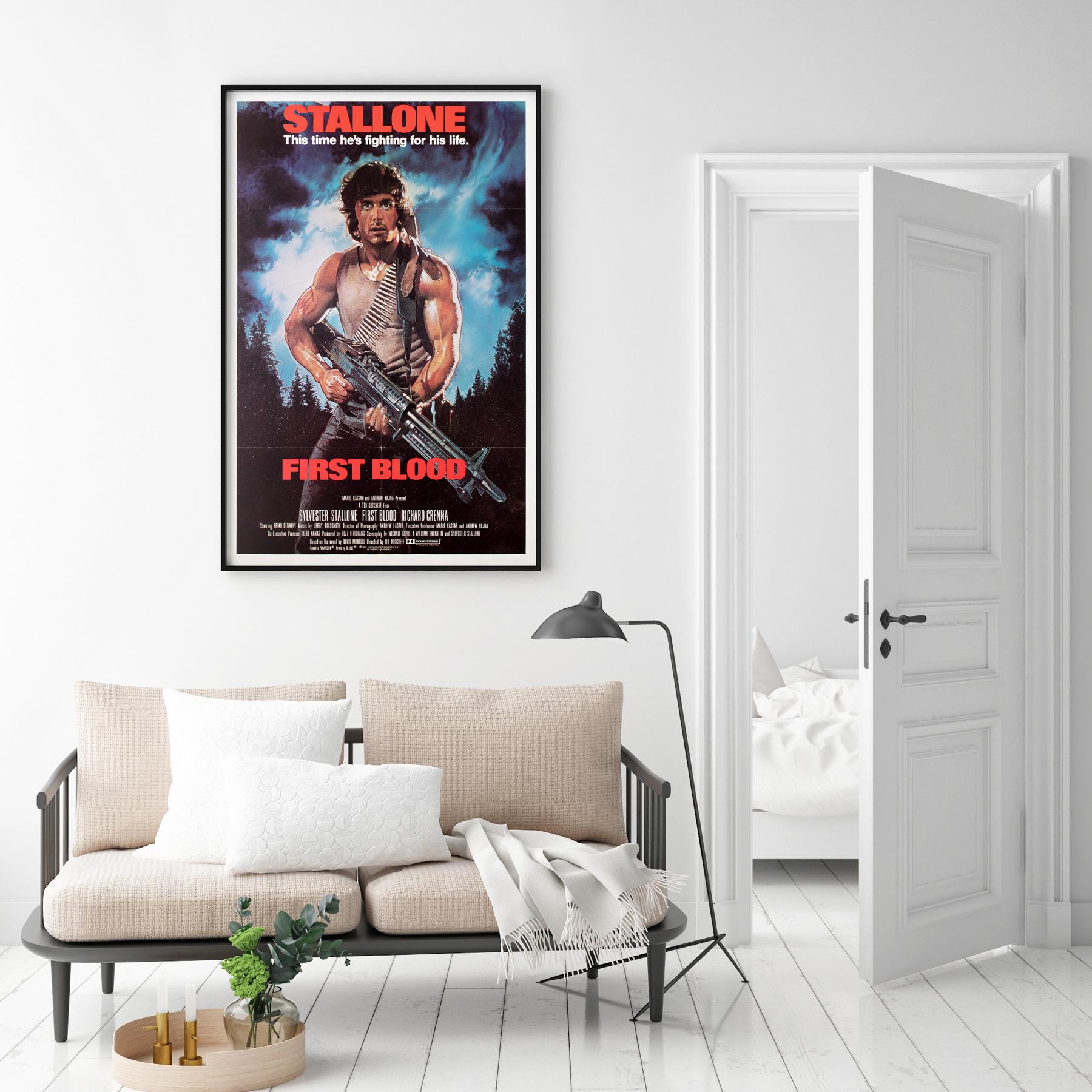 Póster de cine original estadounidense de 1 hoja de la película First Blood de Sylvester Stallone, con la inconfundible ilustración de Drew Struzan. Rambo, Primera Sangre fue protagonizada, junto a Stallone, por Richard Crenna, Brian Dennehy, Bill