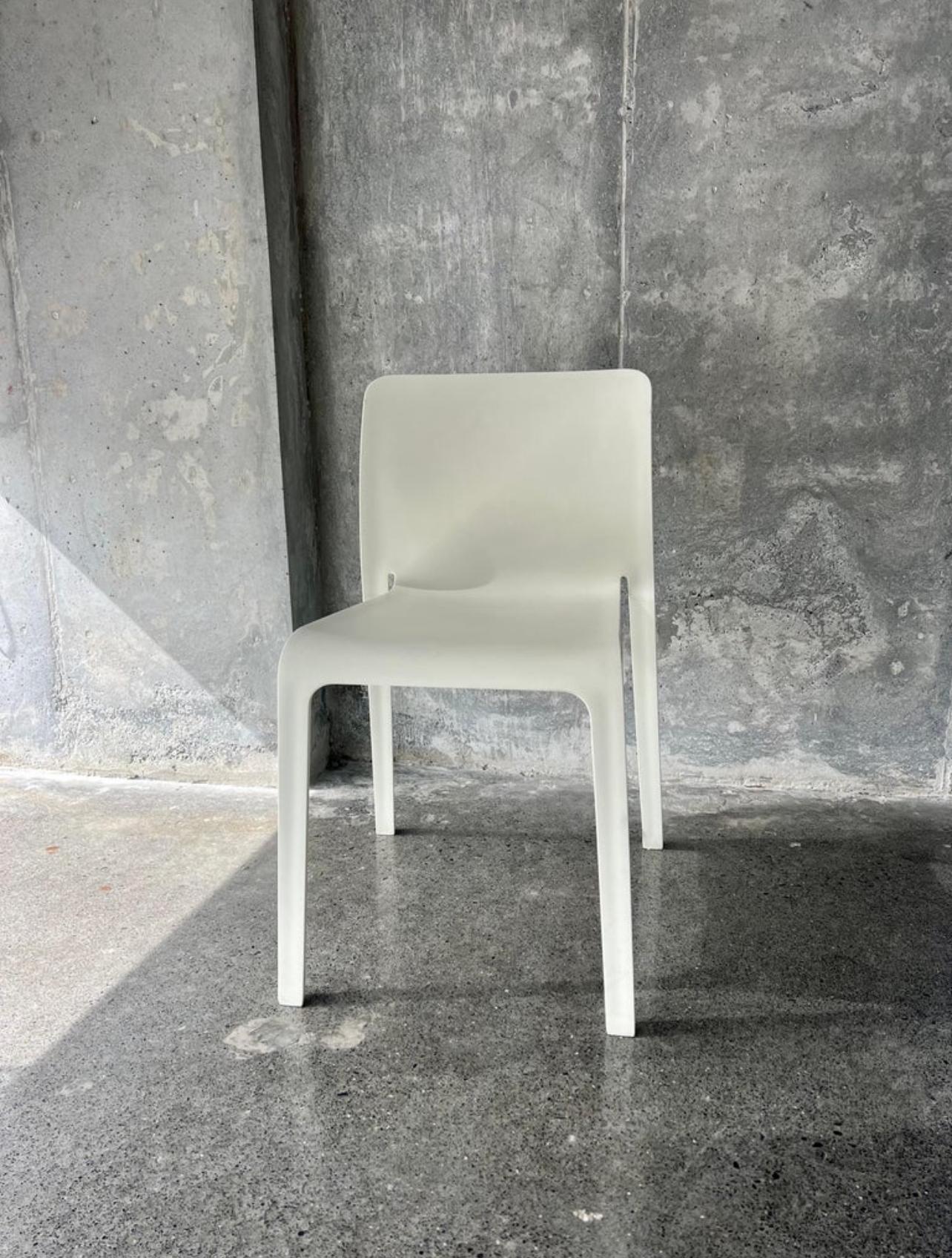Pour votre considération, Premier modèle de chaise par le designer italien Stefano Giovannoni pour Magis, ces chaises ont appartenu aux actifs de l'international Lego de l'usine d'exploitation au Mexique, ils sont de l'année 2018.
Il s'agit tout
