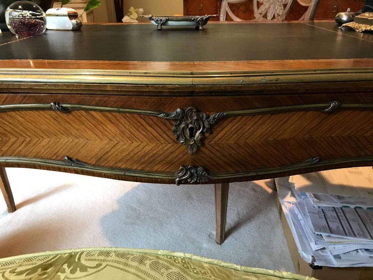Early 20th Century Superb Louis XV Style Kingwood Veneer and Brass Mounted Bureau Plat Desk