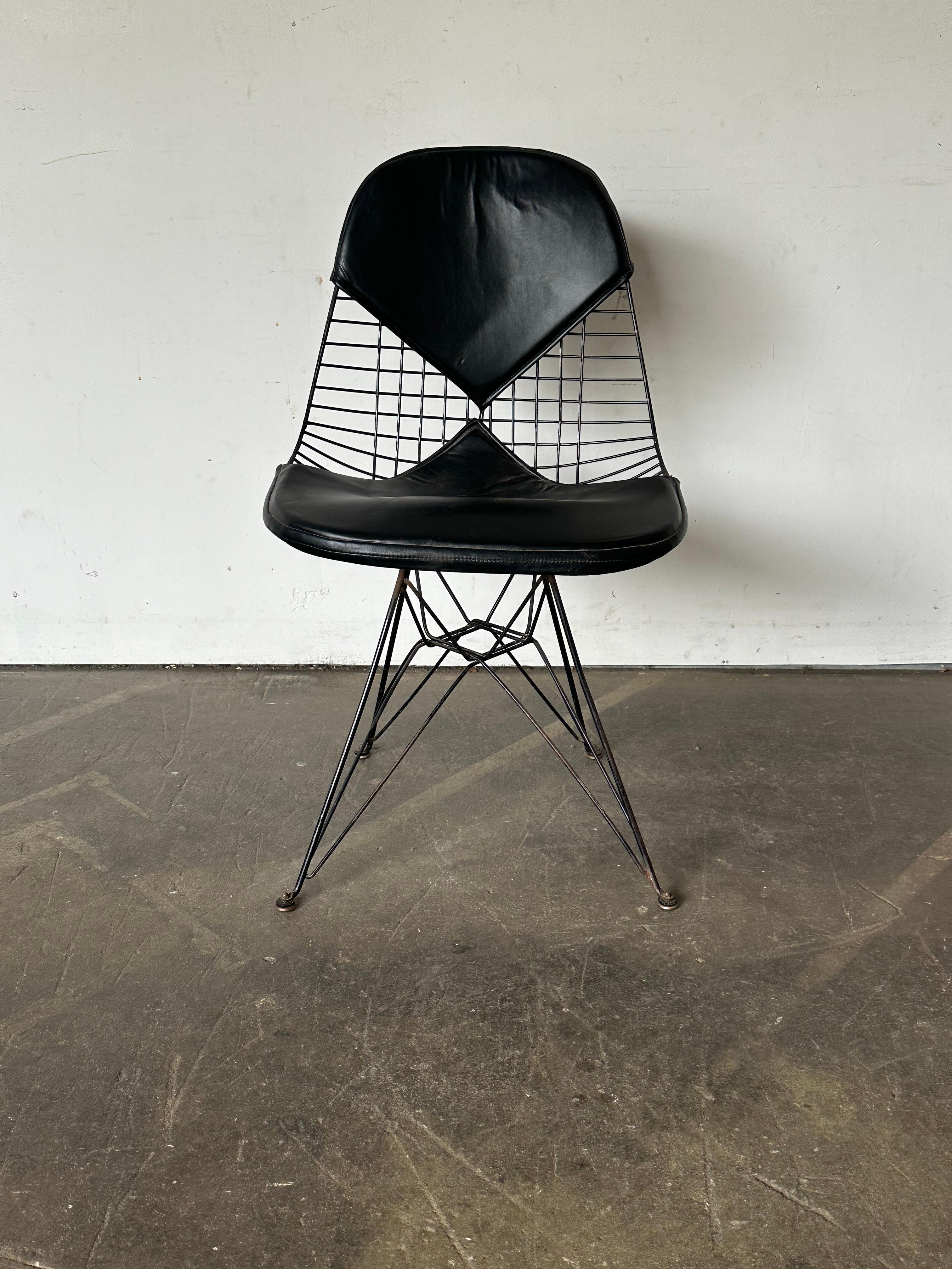 Première édition de l'emblématique chaise en fil de fer Eames, modèle DKR-2. Fabriqué par Herman Miller. Siège à coque en fil de fer sur une base en tige Eiffel, avec coussins d'assise et de dossier bikini en deux parties. En bon état pour ses 75