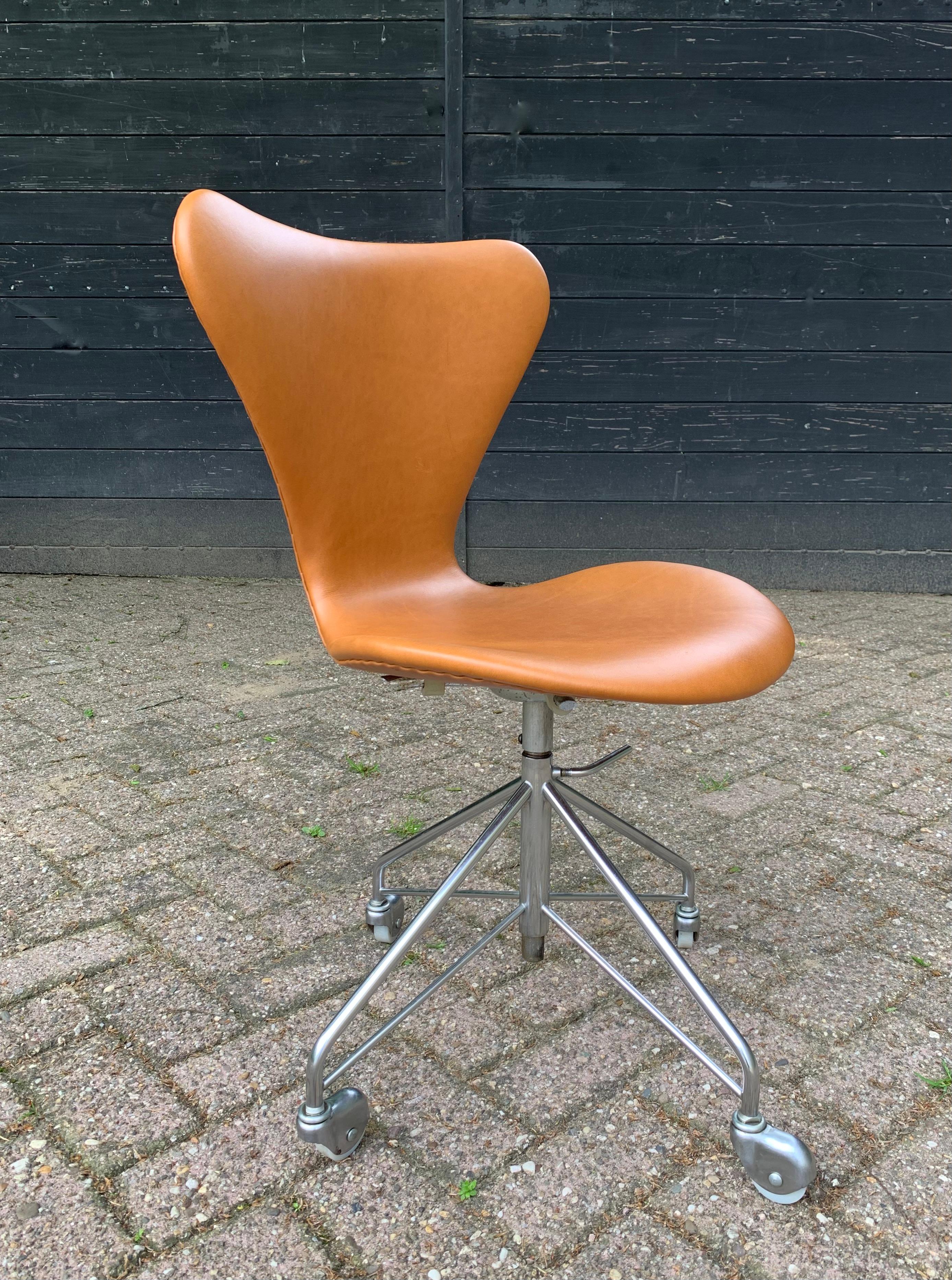 First Edition Arne Jacobsen 3117 Desk Swivel Chair by Fritz Hansen  For Sale 3