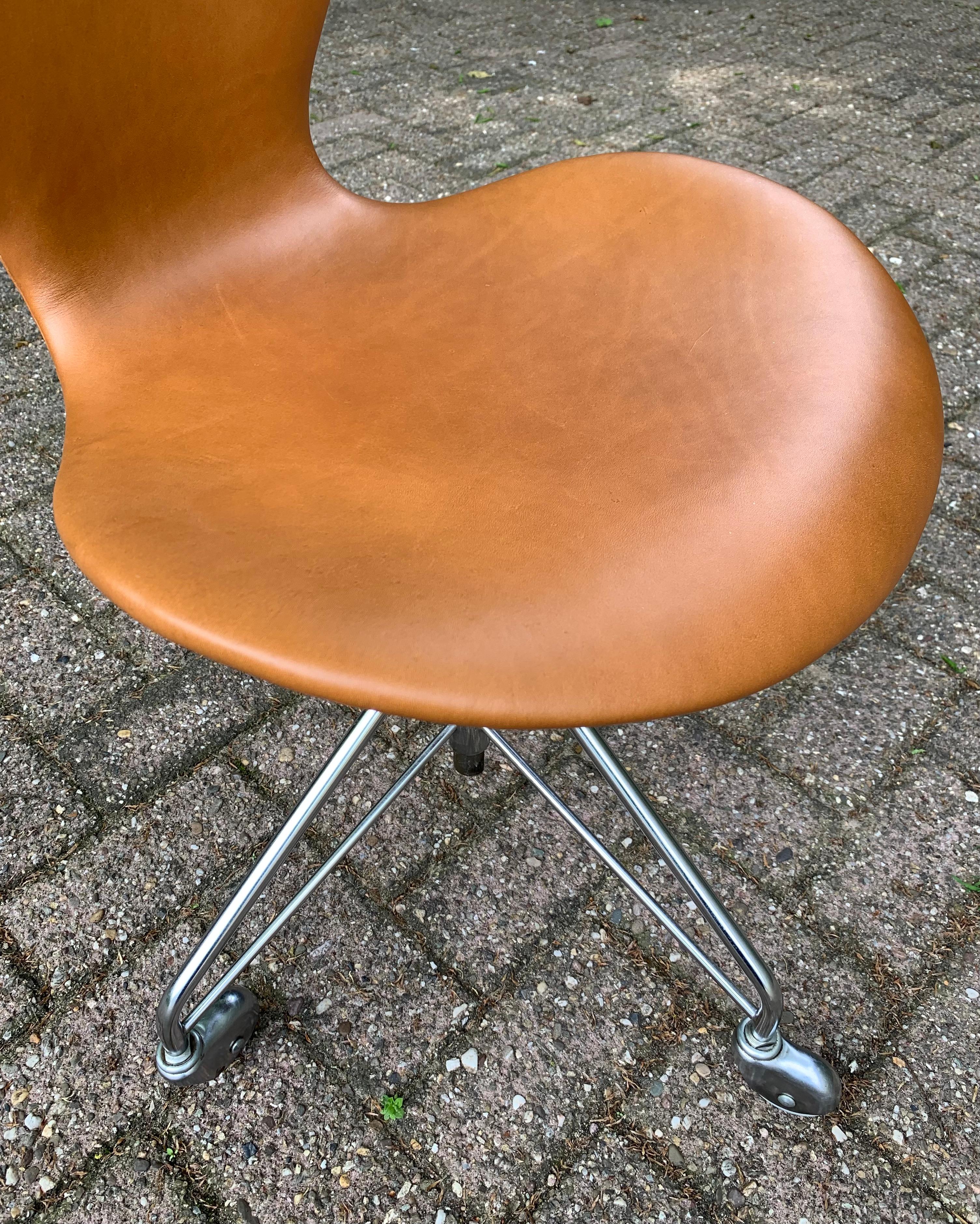 First Edition Arne Jacobsen 3117 Desk Swivel Chair by Fritz Hansen  For Sale 6