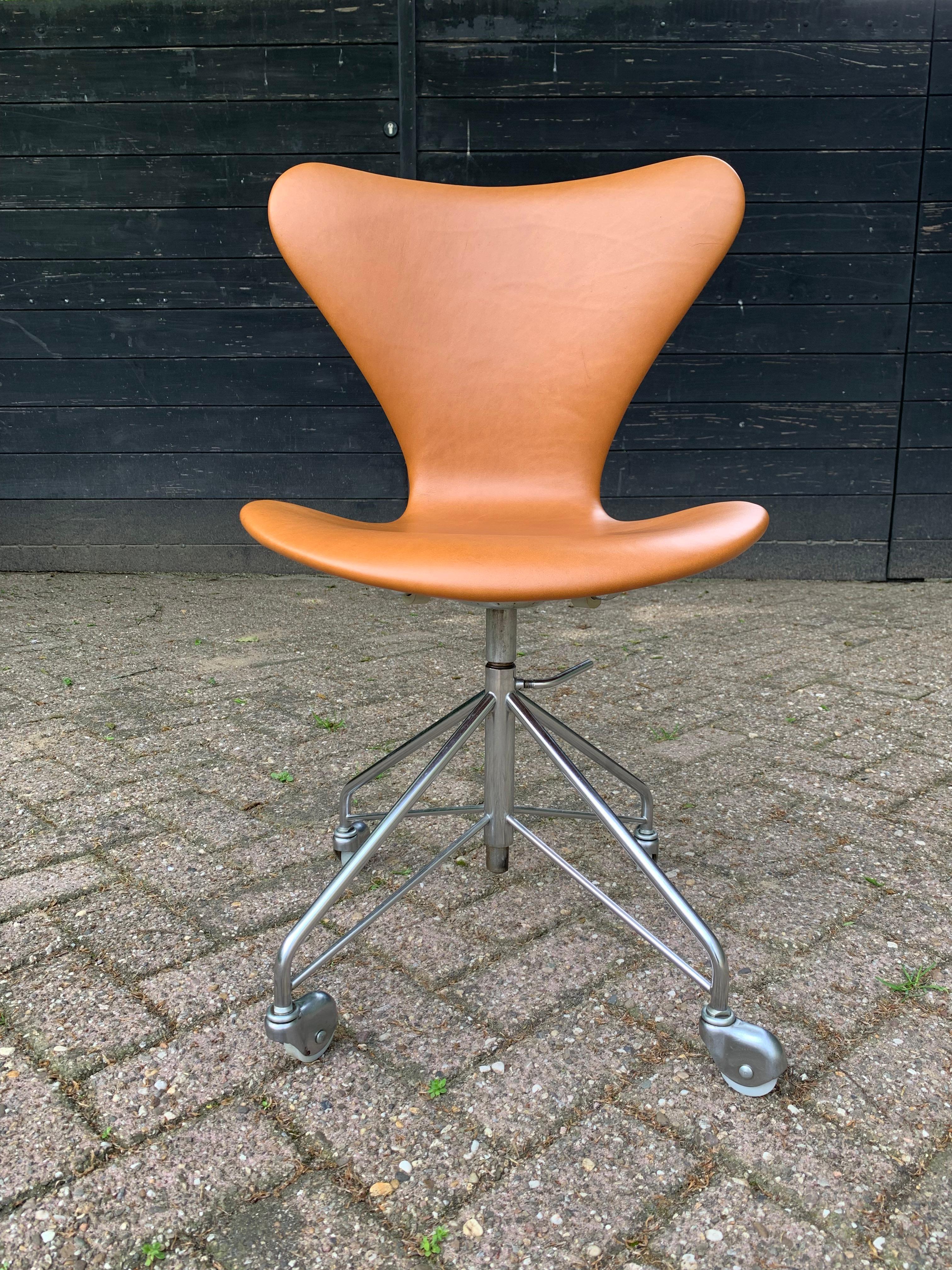 Arne Jacobsen Schreibtisch-Drehstuhl Modell 3117 Bürostuhl. Original, erste Serie (erkennbar an der Metallkappe auf der Unterseite - siehe Bild #14) auf Vier-Sterne-Drehfuß mit verchromten Stahlfüßen auf Rollen. Entworfen von Arne Jacobsen im Jahr