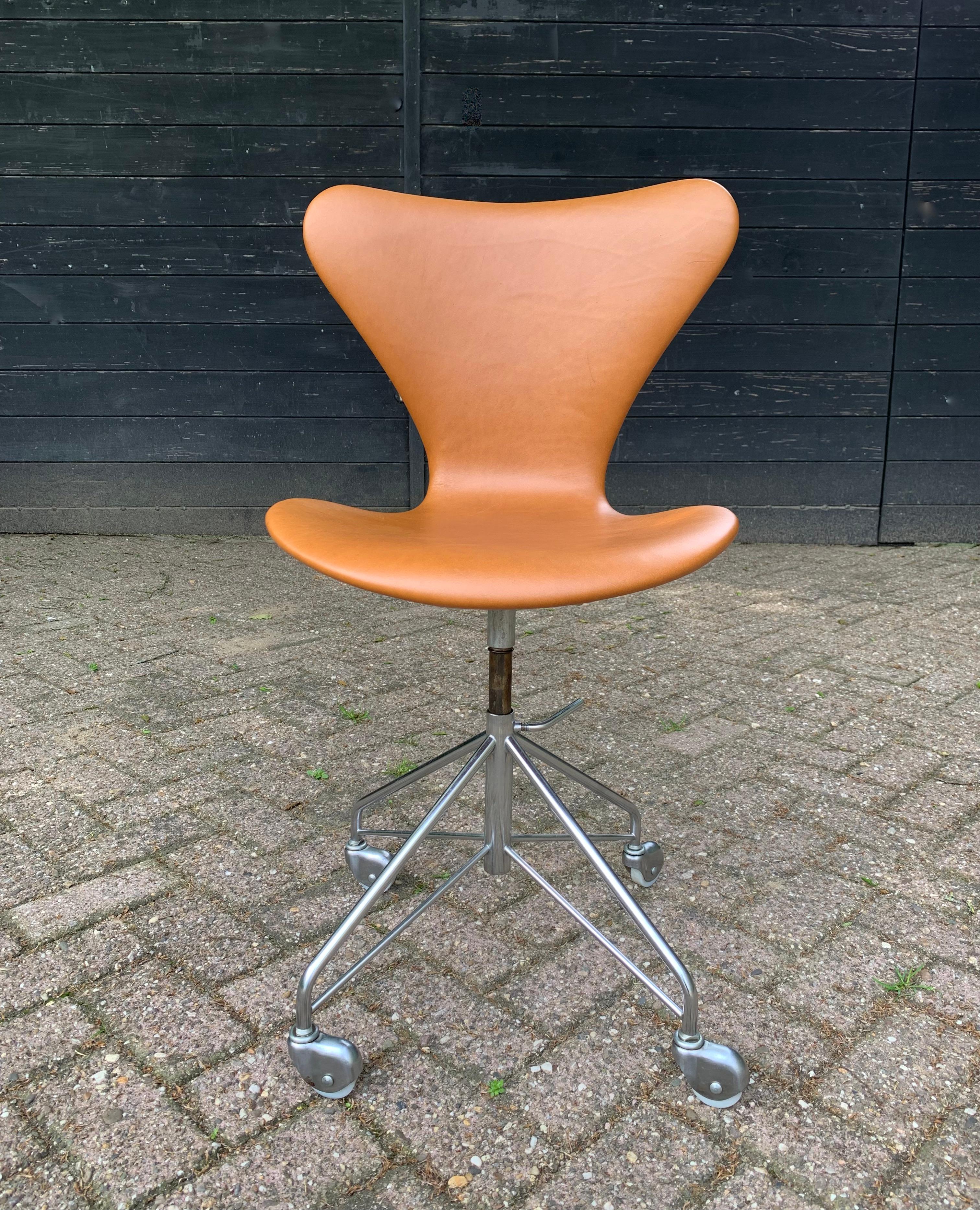 Scandinavian Modern First Edition Arne Jacobsen 3117 Desk Swivel Chair by Fritz Hansen  For Sale