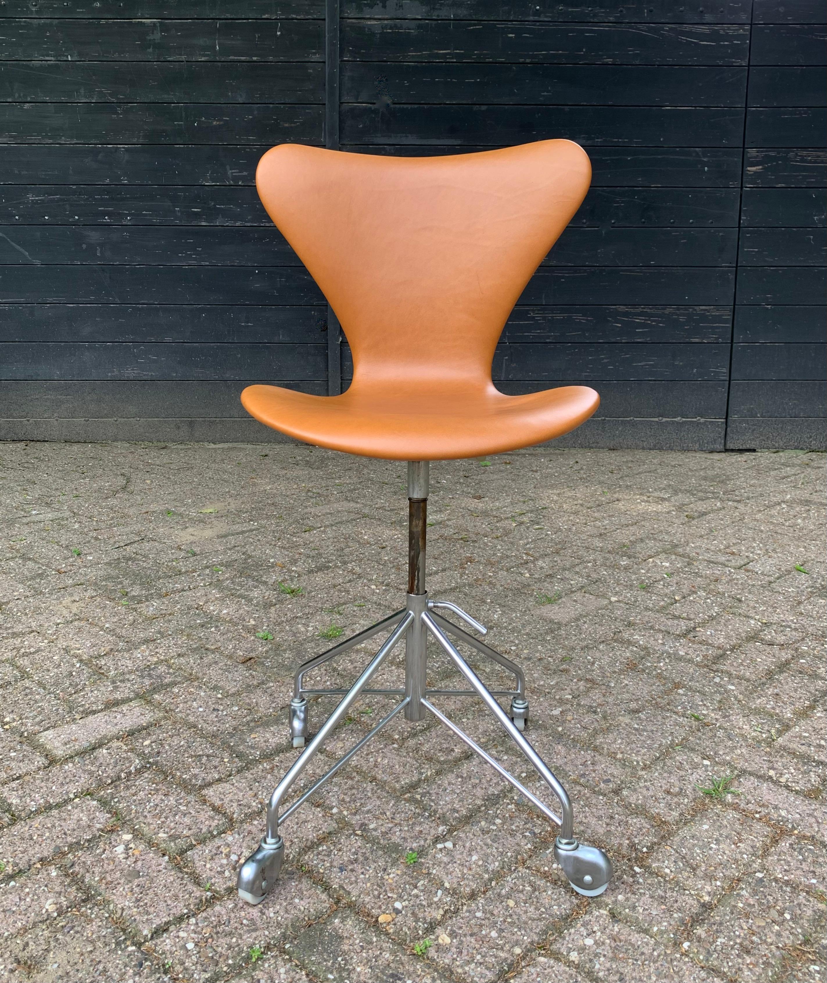 Danish First Edition Arne Jacobsen 3117 Desk Swivel Chair by Fritz Hansen  For Sale