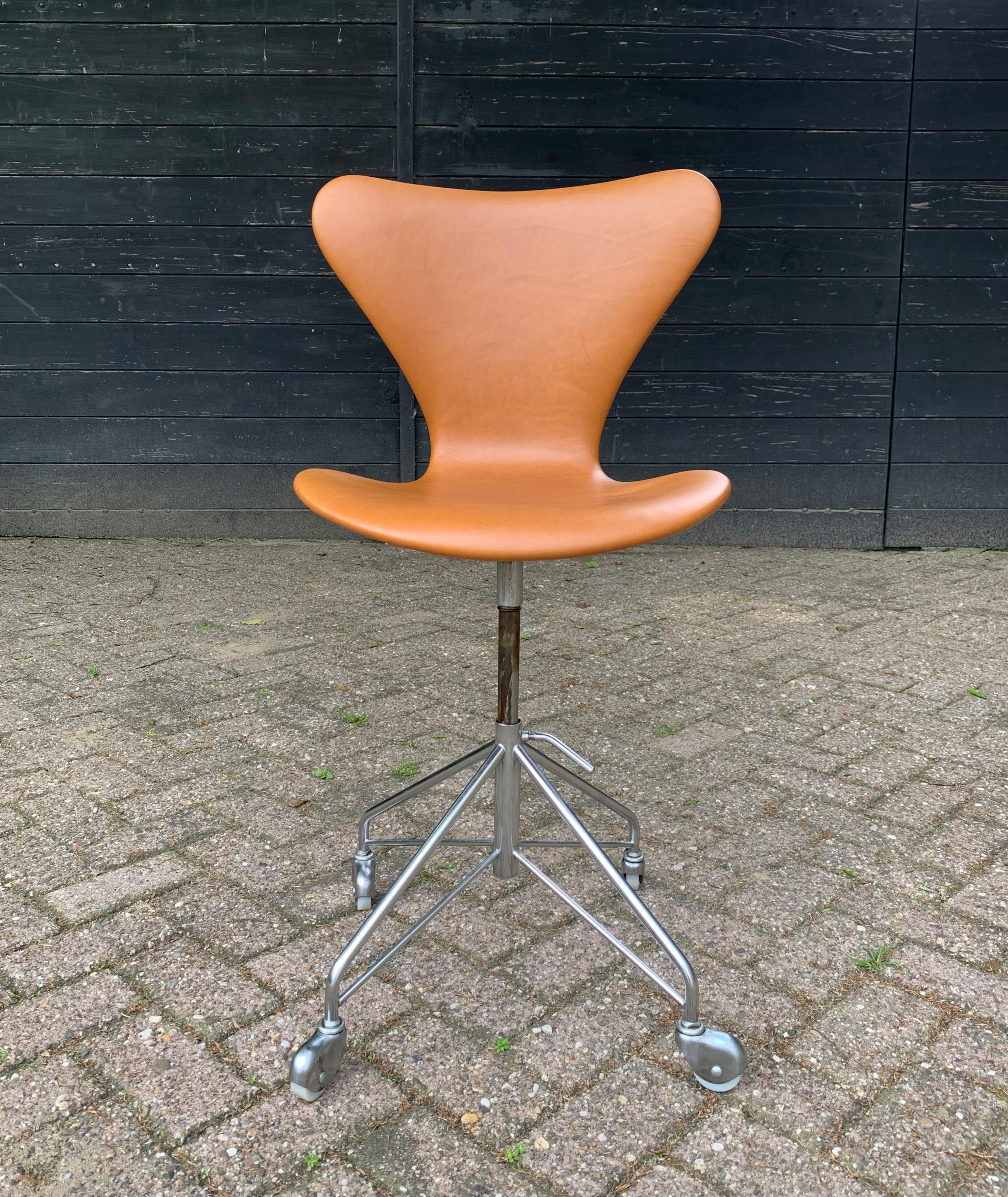 Arne Jacobsen 3117, Schreibtisch- Drehstuhl von Fritz Hansen, Erstausgabe (Dänisch)