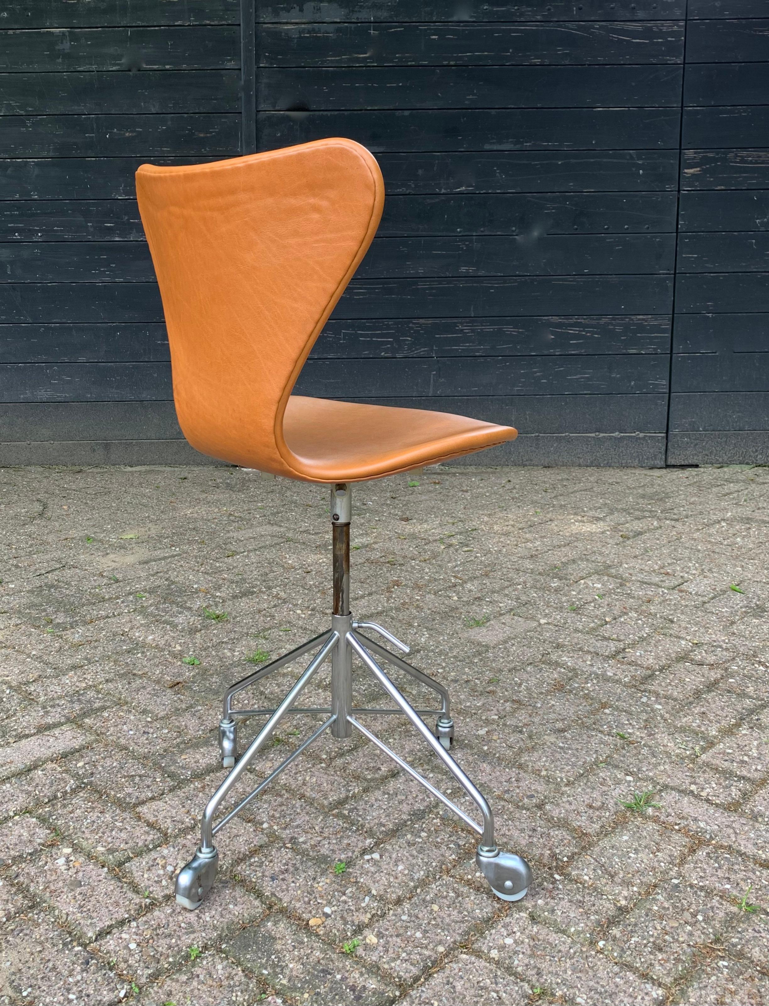 Arne Jacobsen 3117, Schreibtisch- Drehstuhl von Fritz Hansen, Erstausgabe (Polychromiert)