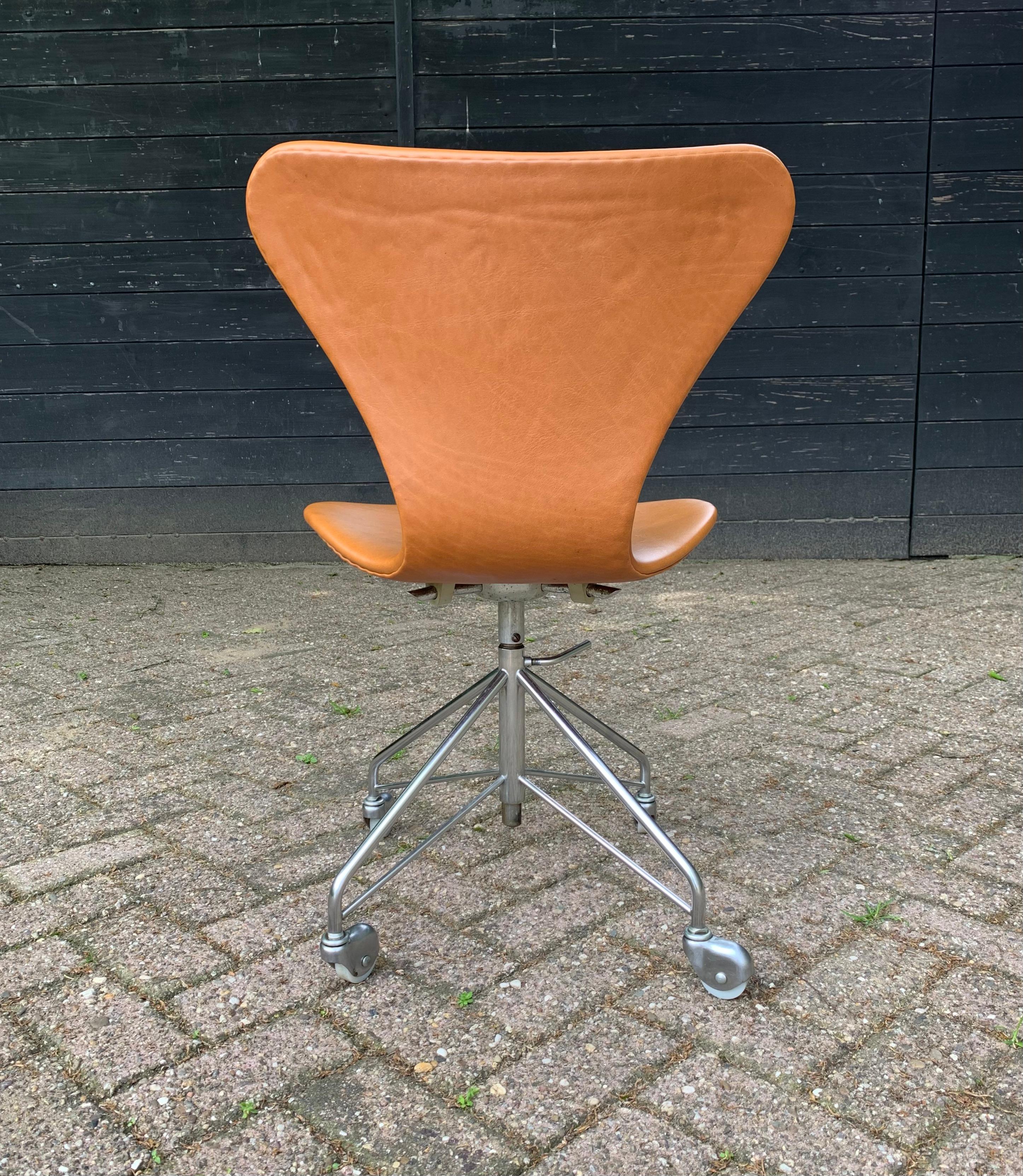 First Edition Arne Jacobsen 3117 Desk Swivel Chair by Fritz Hansen  In Good Condition For Sale In Utrecht, NL