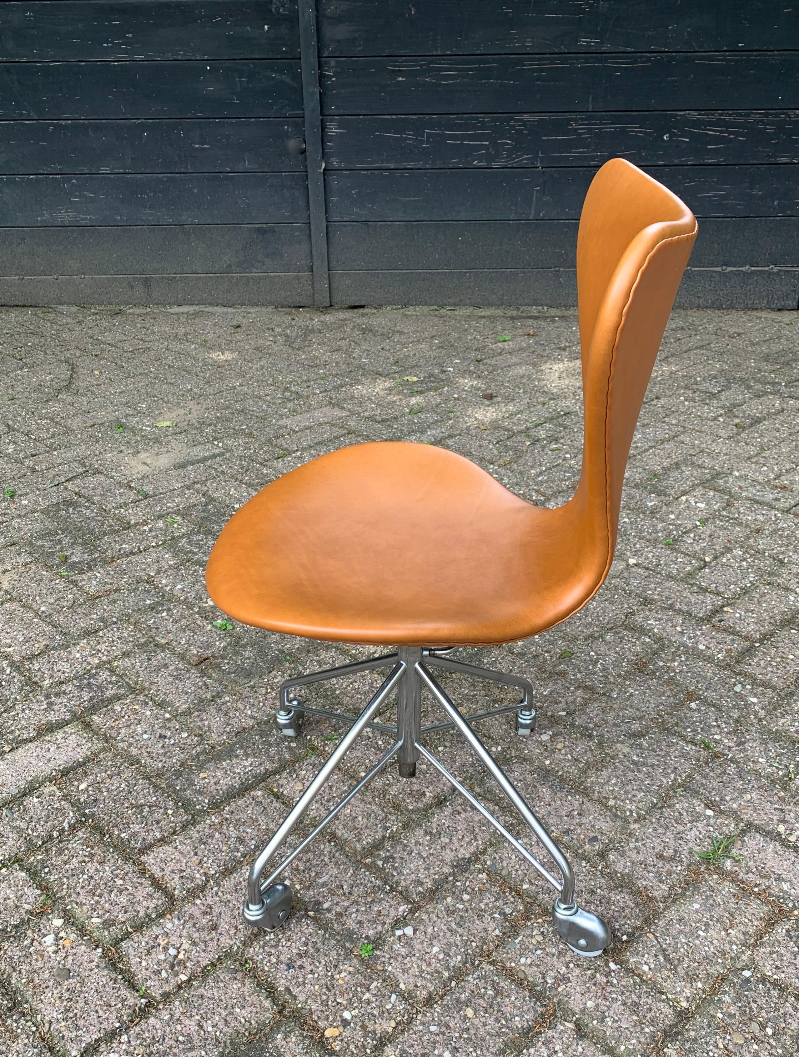 Arne Jacobsen 3117, Schreibtisch- Drehstuhl von Fritz Hansen, Erstausgabe (Mitte des 20. Jahrhunderts)