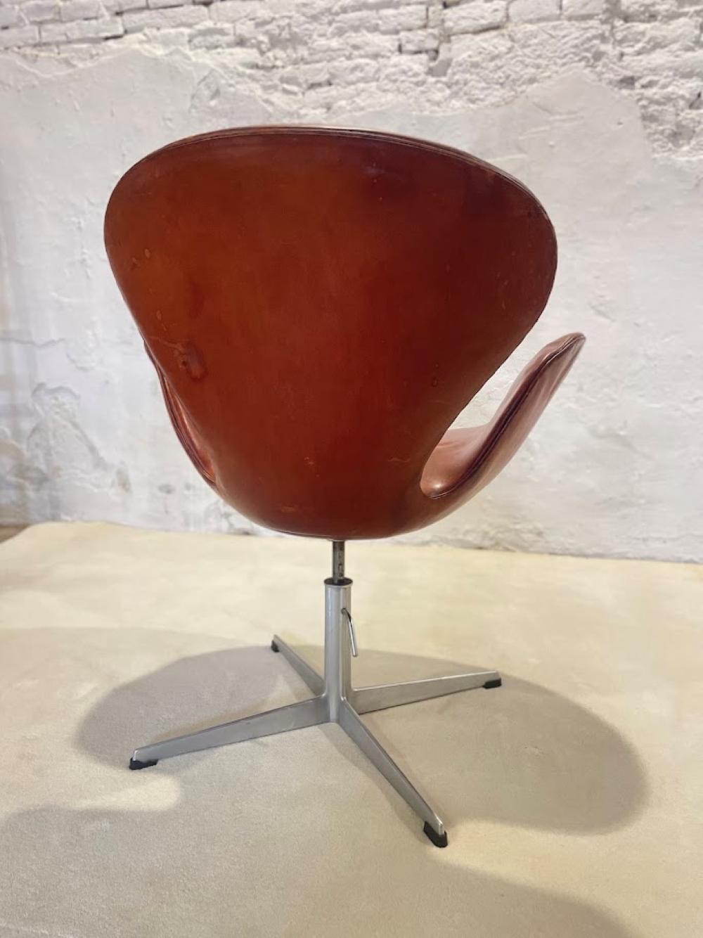 Chaise de cygne Arne Jacobsen, première édition, cuir patiné d'origine, années 1950 en vente 3