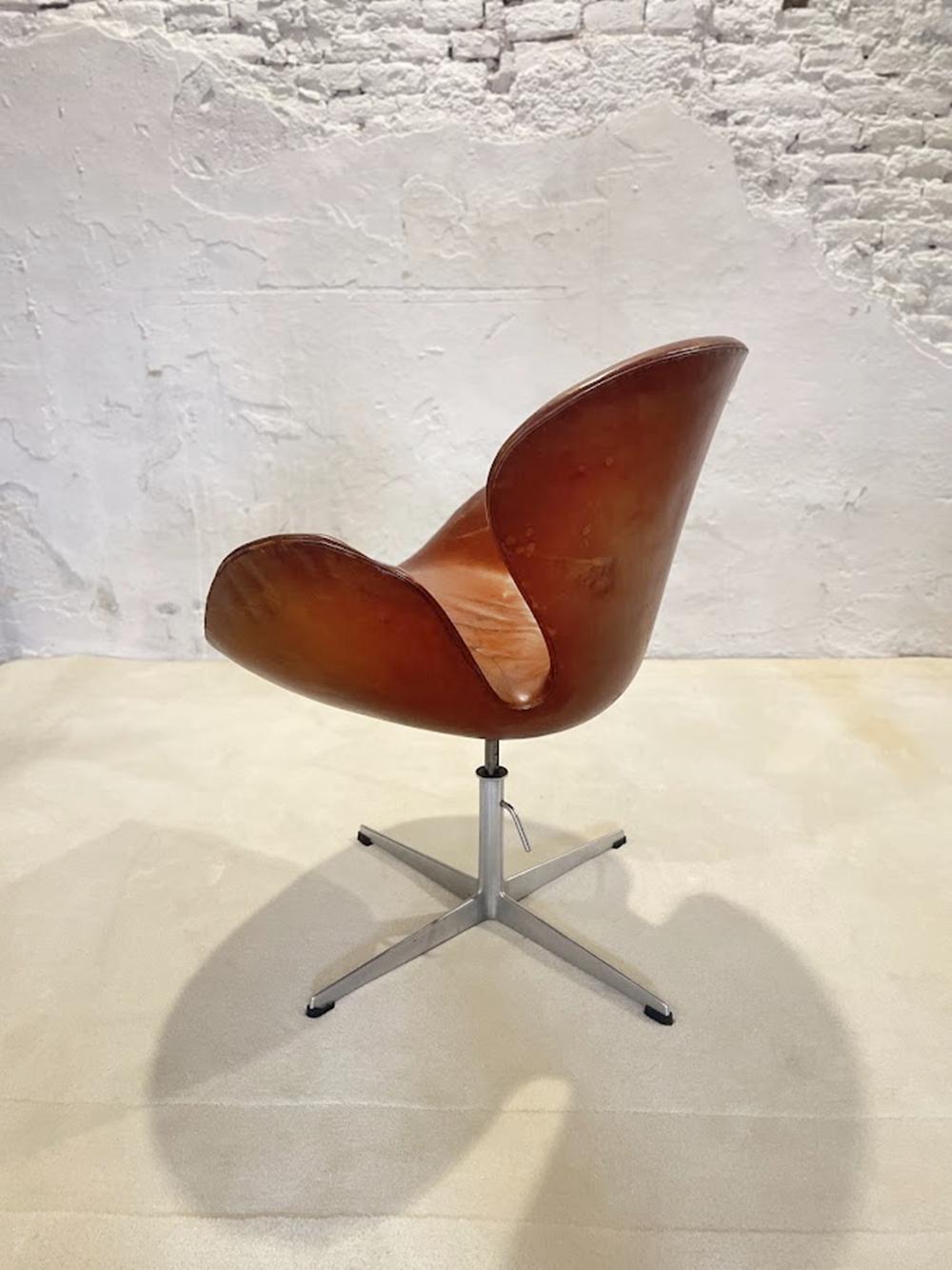 Chaise de cygne Arne Jacobsen, première édition, cuir patiné d'origine, années 1950 en vente 4