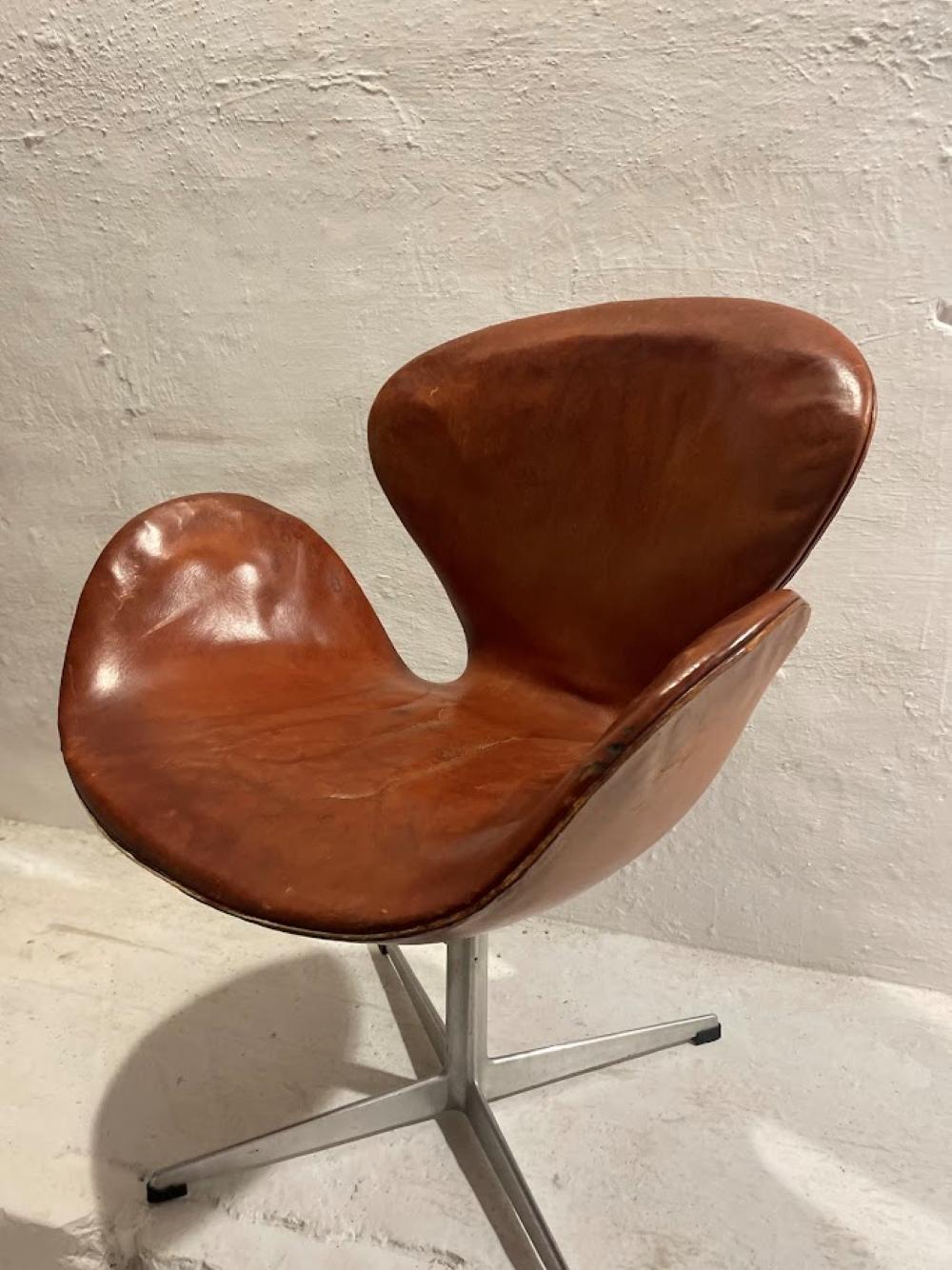 Chaise de cygne Arne Jacobsen, première édition, cuir patiné d'origine, années 1950 en vente 5