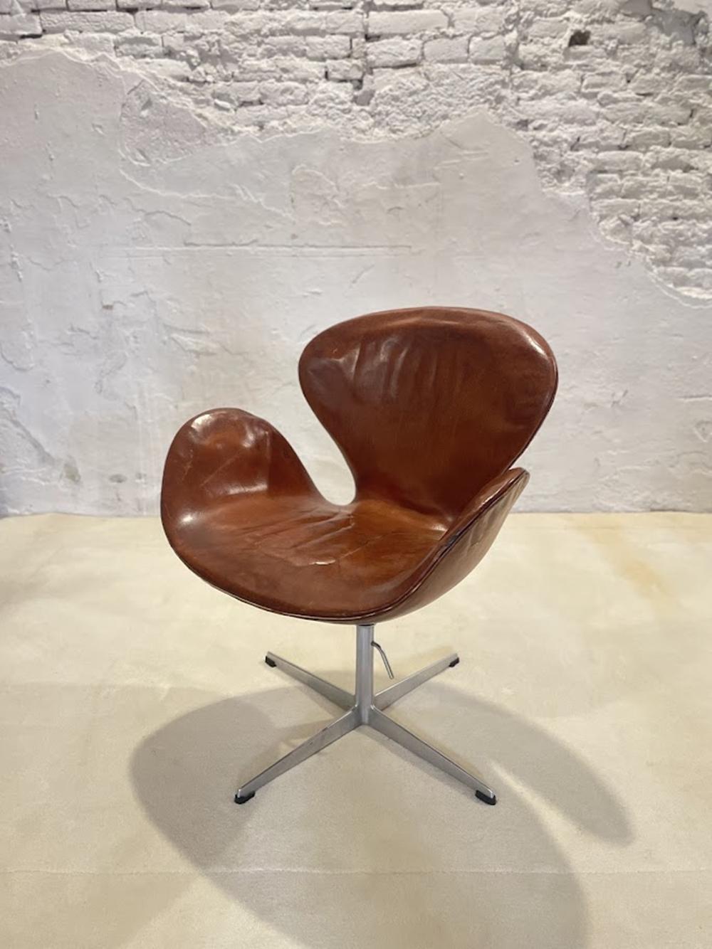 Chaise de cygne Arne Jacobsen, première édition, cuir patiné d'origine, années 1950 en vente 6