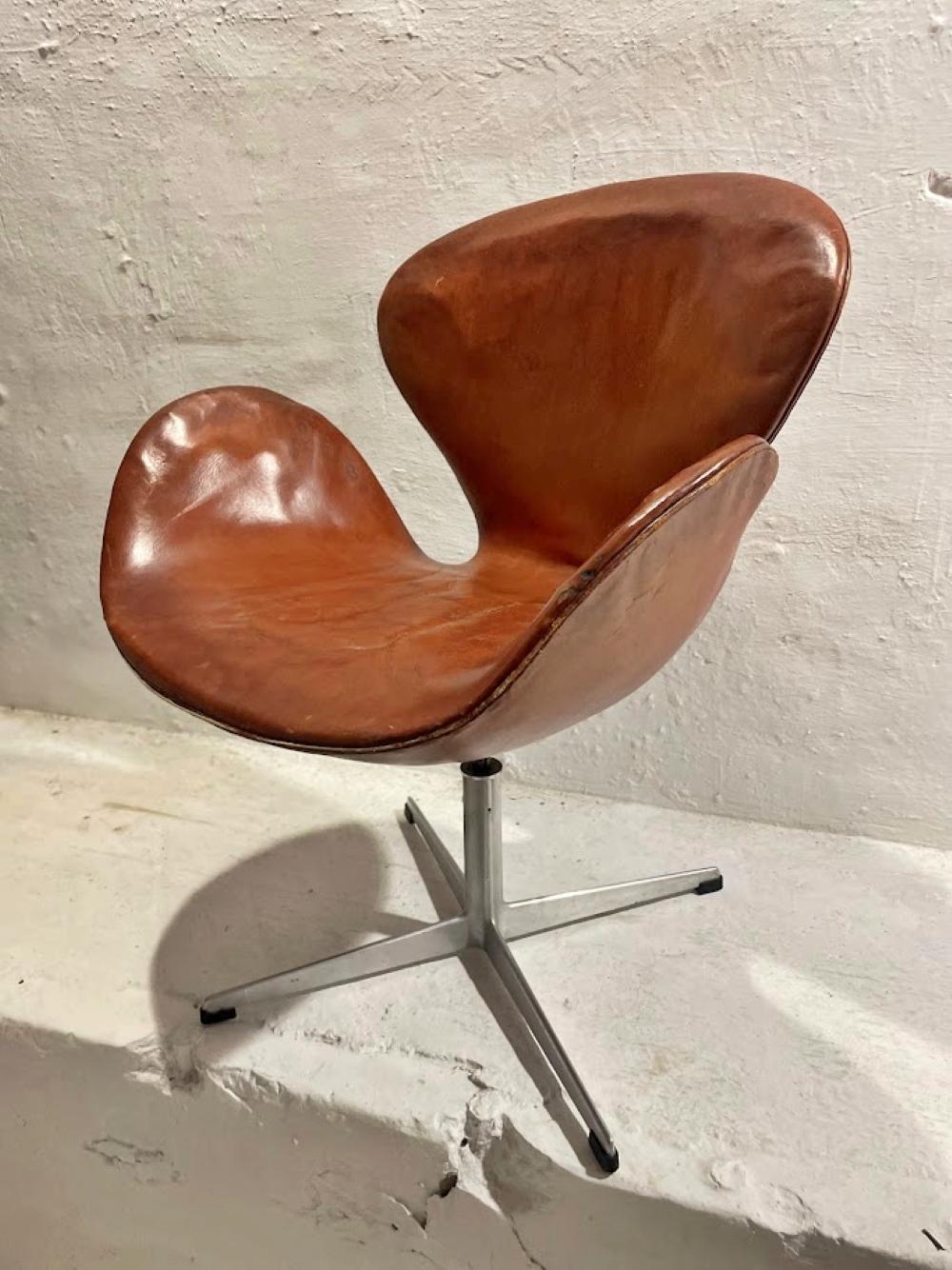 Chaise de cygne Arne Jacobsen, première édition, cuir patiné d'origine, années 1950 en vente 7
