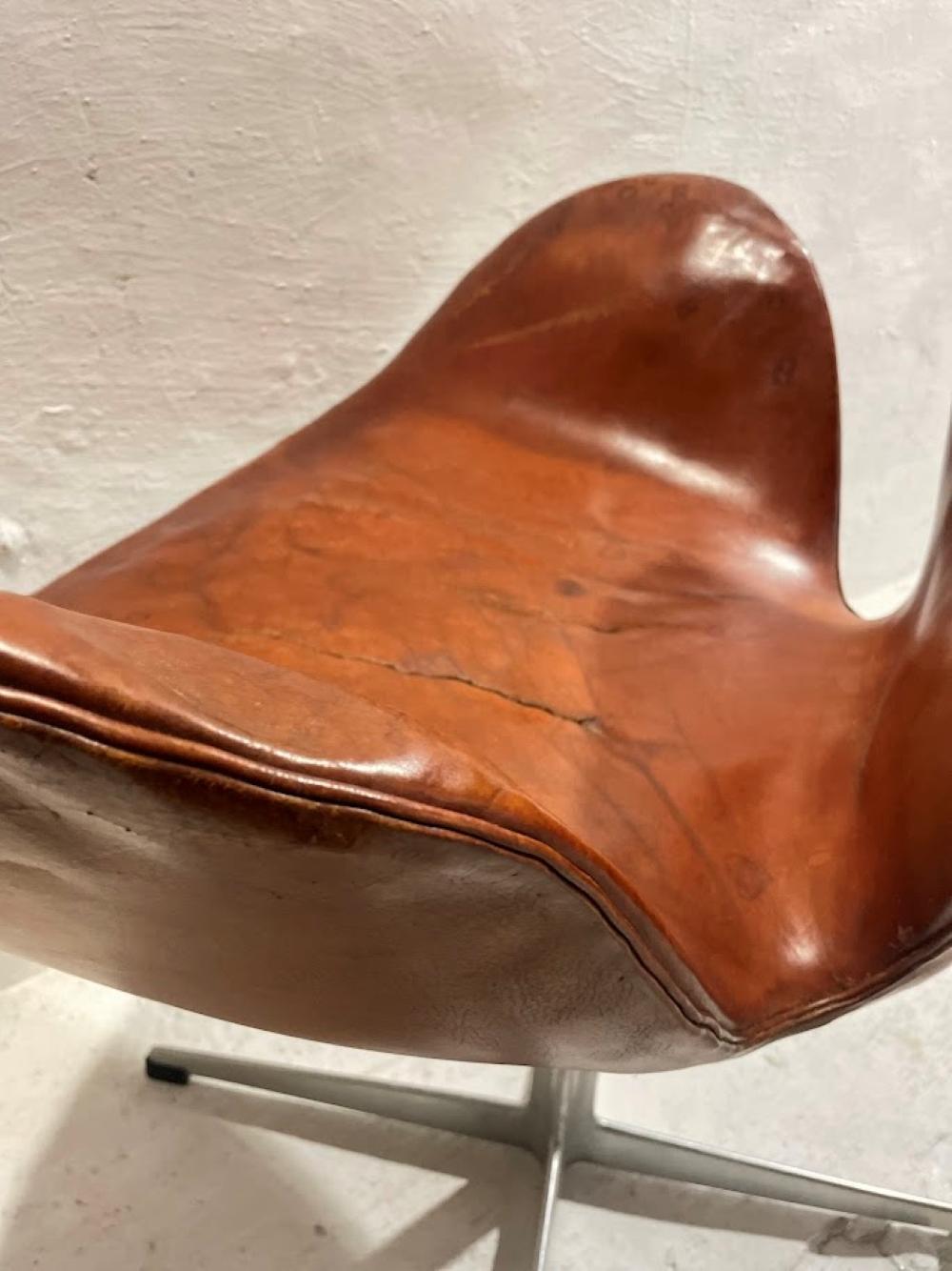 Chaise de cygne Arne Jacobsen, première édition, cuir patiné d'origine, années 1950 en vente 8