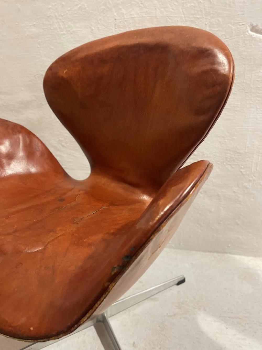 Chaise de cygne Arne Jacobsen, première édition, cuir patiné d'origine, années 1950 en vente 9