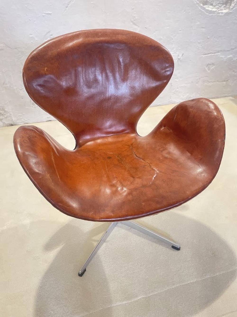 Chaise de cygne Arne Jacobsen, première édition, cuir patiné d'origine, années 1950 en vente 10