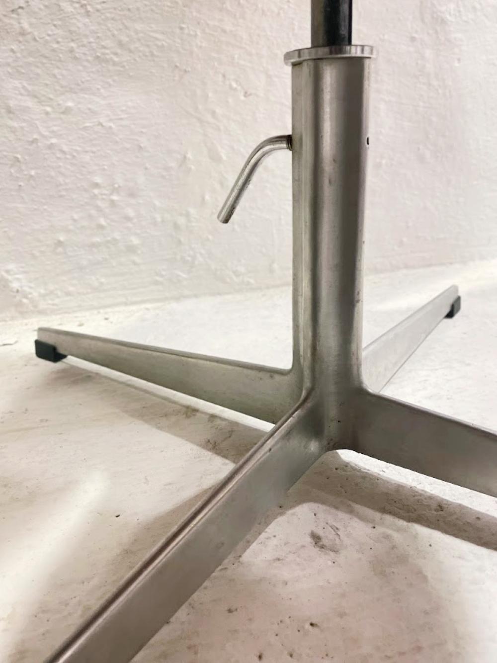 Chaise de cygne Arne Jacobsen, première édition, cuir patiné d'origine, années 1950 en vente 12