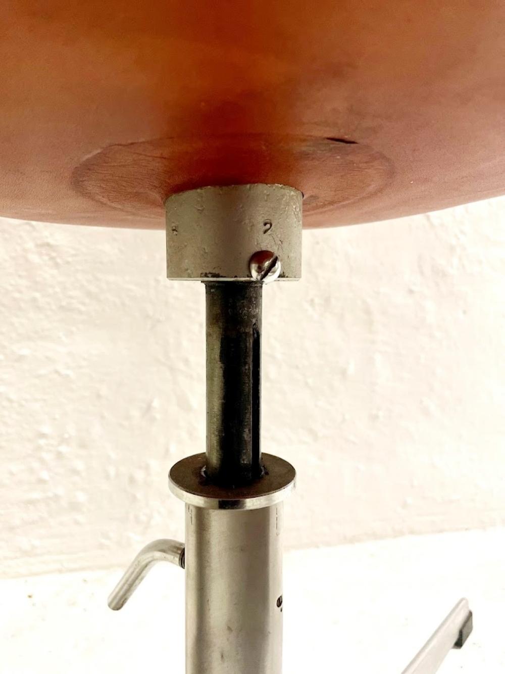 Chaise de cygne Arne Jacobsen, première édition, cuir patiné d'origine, années 1950 en vente 13