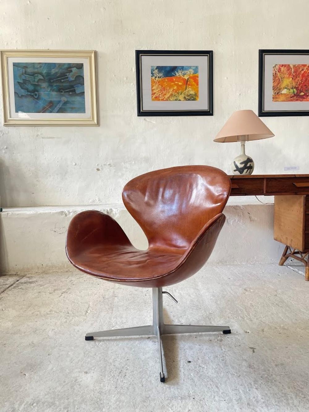 Mid-Century Modern Chaise de cygne Arne Jacobsen, première édition, cuir patiné d'origine, années 1950 en vente