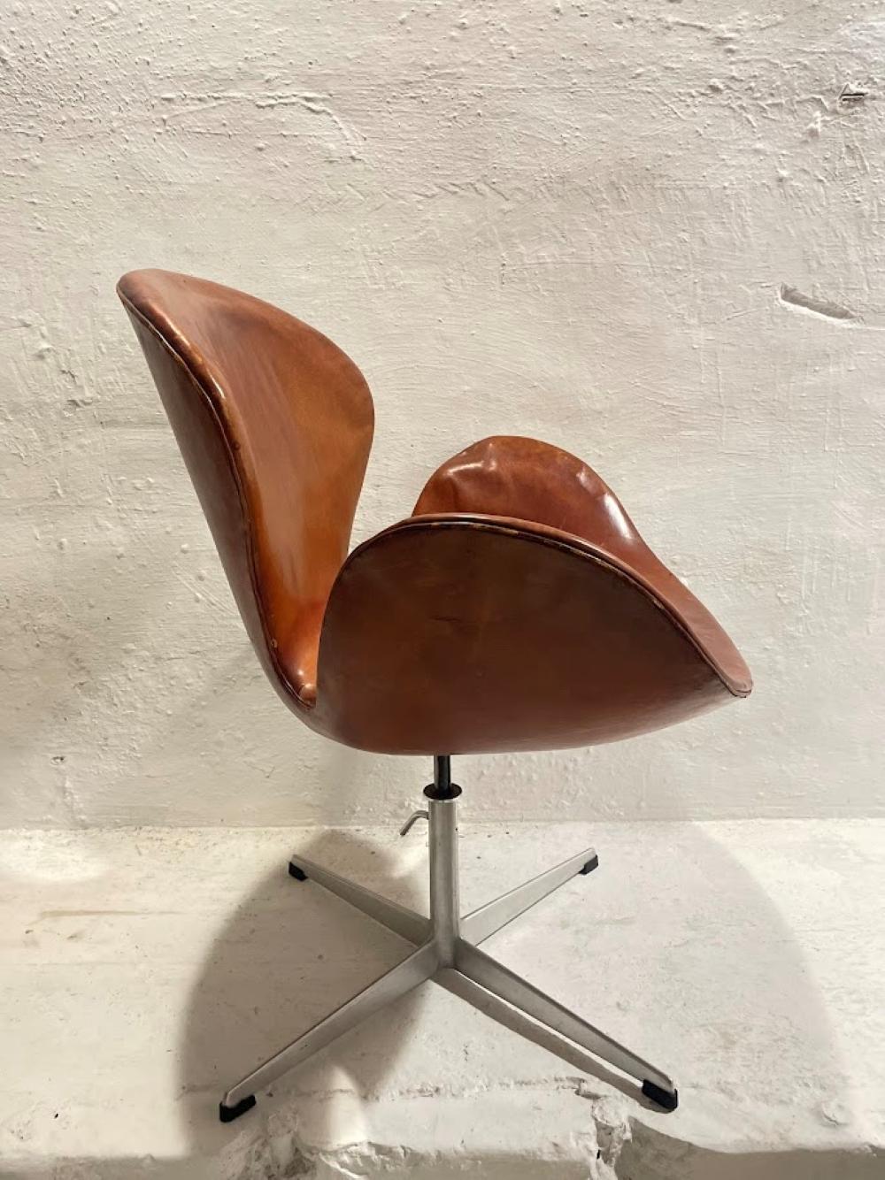 Chaise de cygne Arne Jacobsen, première édition, cuir patiné d'origine, années 1950 Bon état - En vente à Debrecen, HU