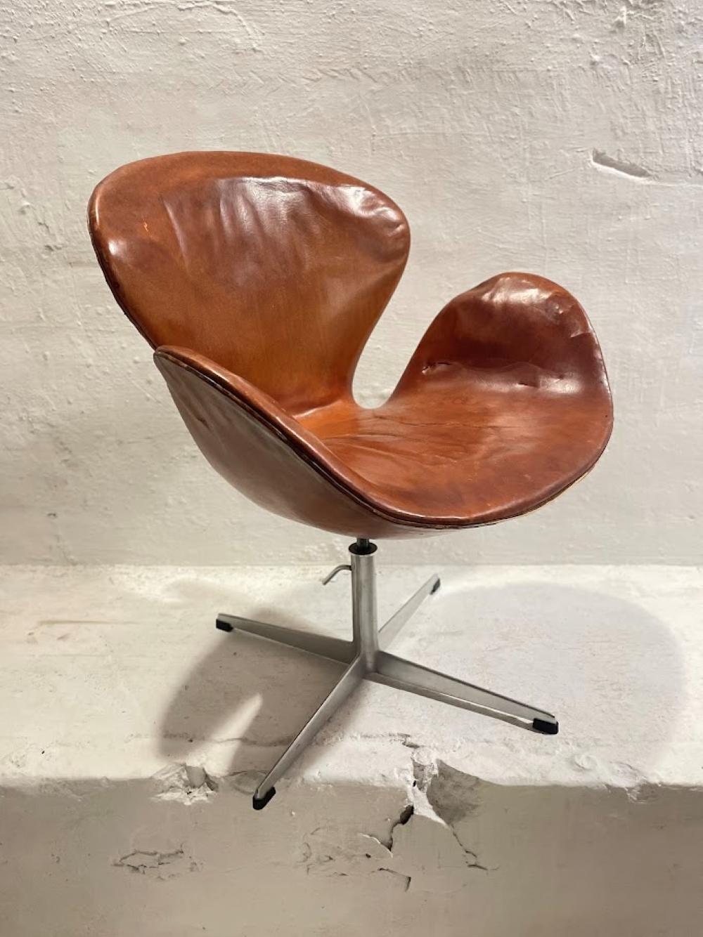 Milieu du XXe siècle Chaise de cygne Arne Jacobsen, première édition, cuir patiné d'origine, années 1950 en vente