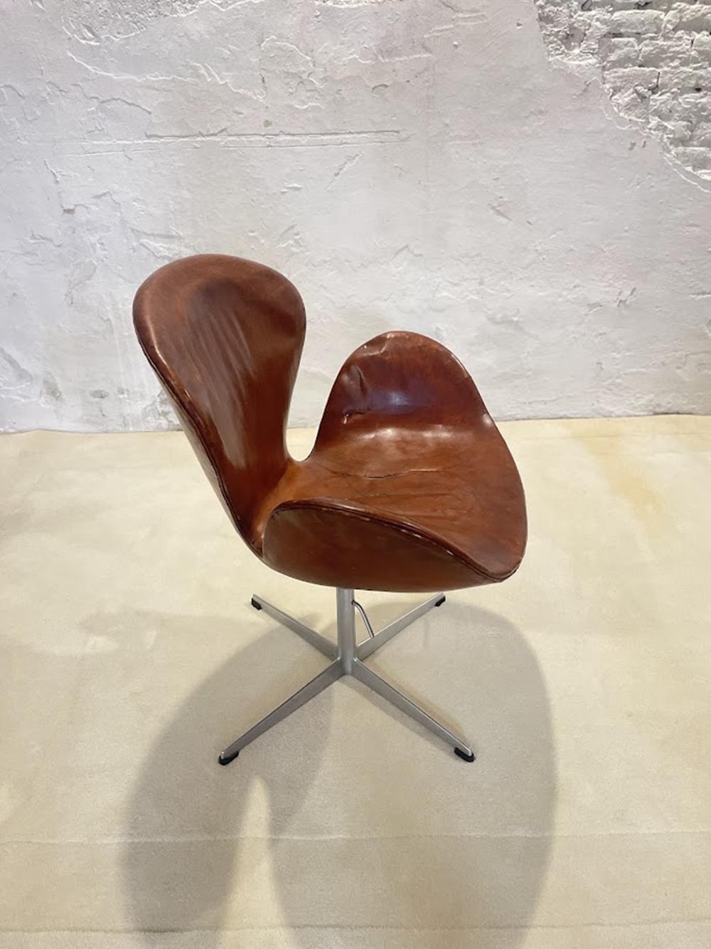 Aluminium Chaise de cygne Arne Jacobsen, première édition, cuir patiné d'origine, années 1950 en vente