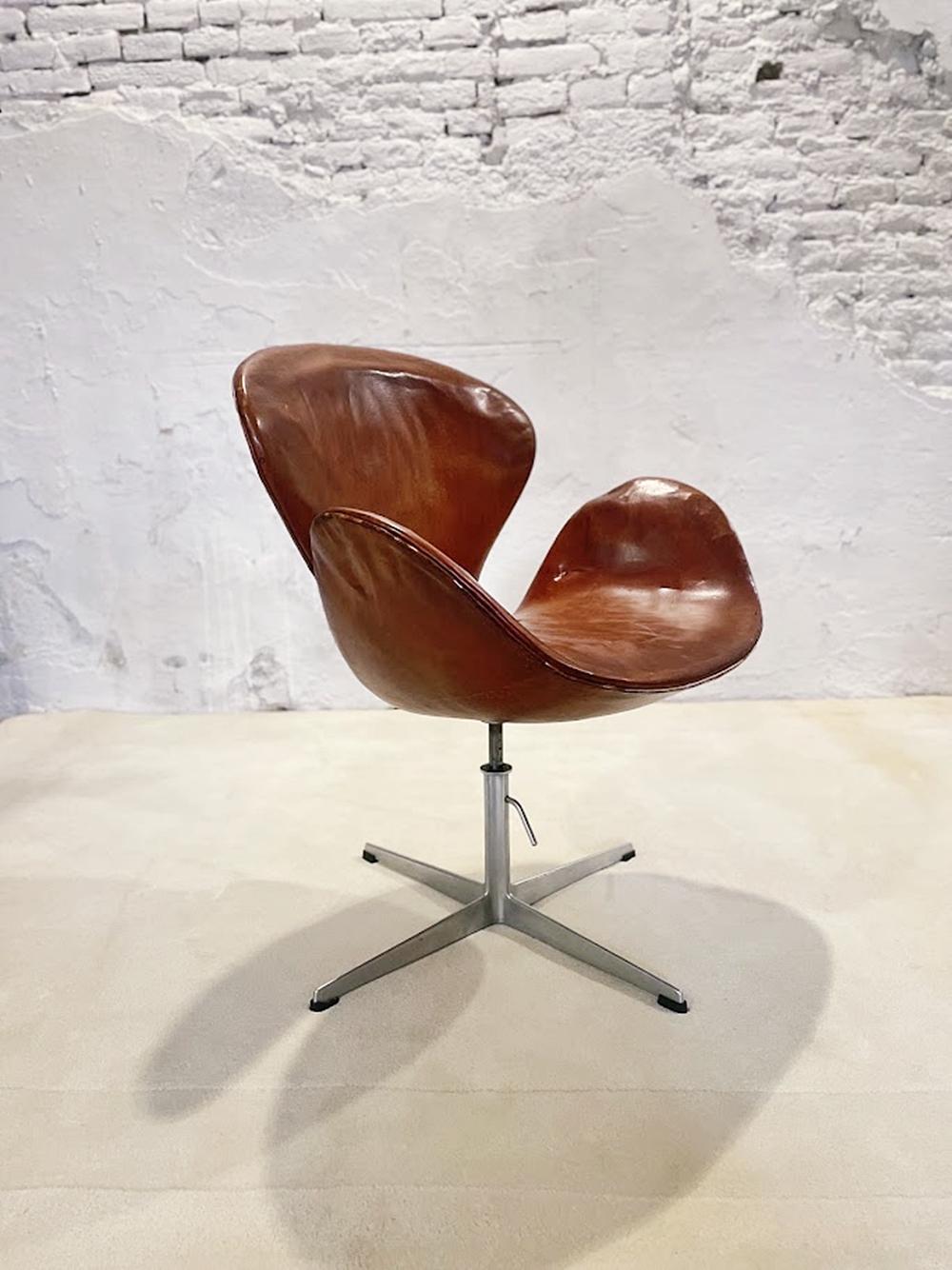 Chaise de cygne Arne Jacobsen, première édition, cuir patiné d'origine, années 1950 en vente 1