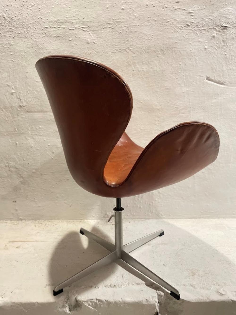 Chaise de cygne Arne Jacobsen, première édition, cuir patiné d'origine, années 1950 en vente 2