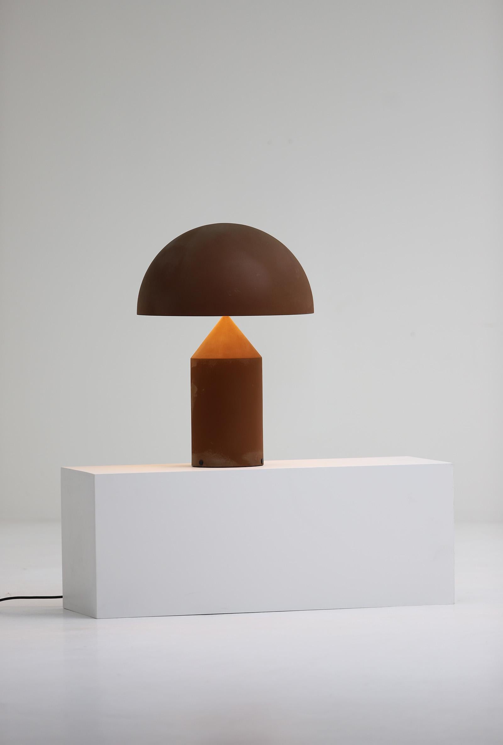 This rare “Atollo” table lamp, designed by Vico Magistretti in 1977 for Oluce, is a true icon of Italian modern design. Awarded the Compasso d’Oro in 1979, the Atollo is celebrated worldwide for its sculptural geometry and perfect balance between