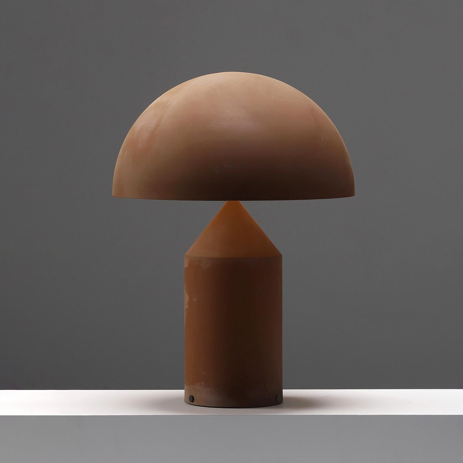 first edition Atollo table lamp designed by Vico Magistretti in 1977 Oluce Italy In Good Condition For Sale In Antwerpen, Antwerp