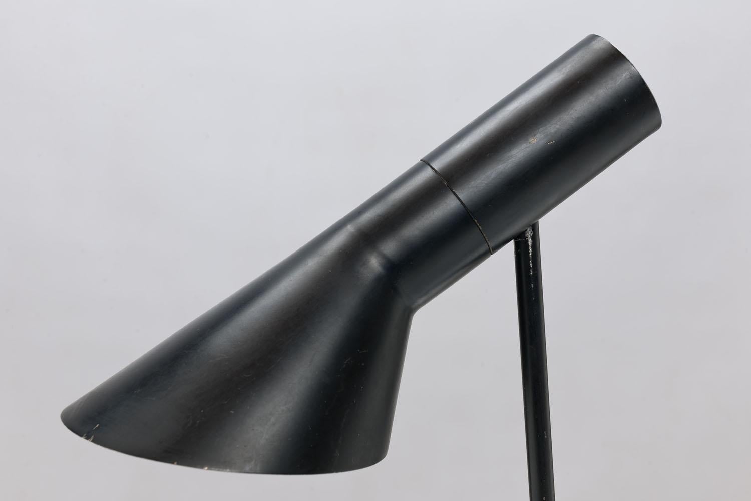 Early First Edition Black Arne Jacobsen AJ Visor Table Lamp by Louis Poulsen For Sale 4