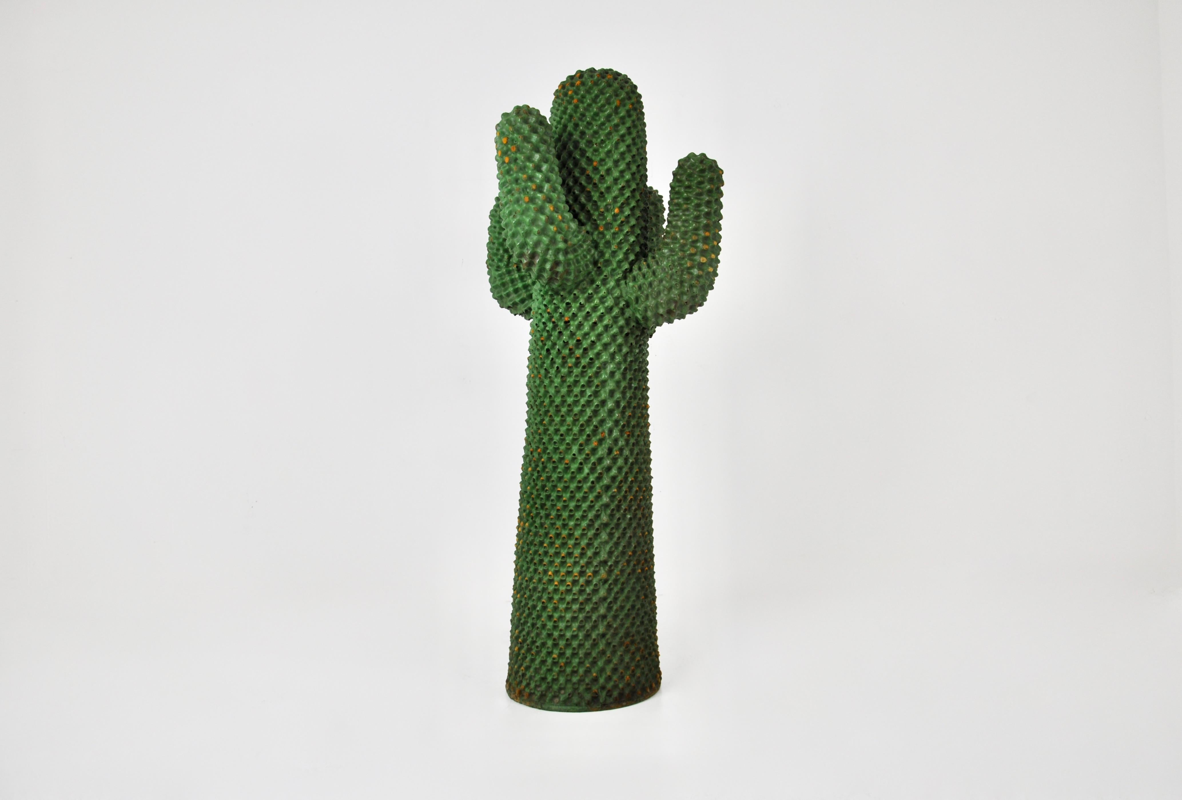 Coat rack in polyurethane in the shape of a green cactus. This is the first edition created in 1968. Wear due to age and time of the coat rack.
 