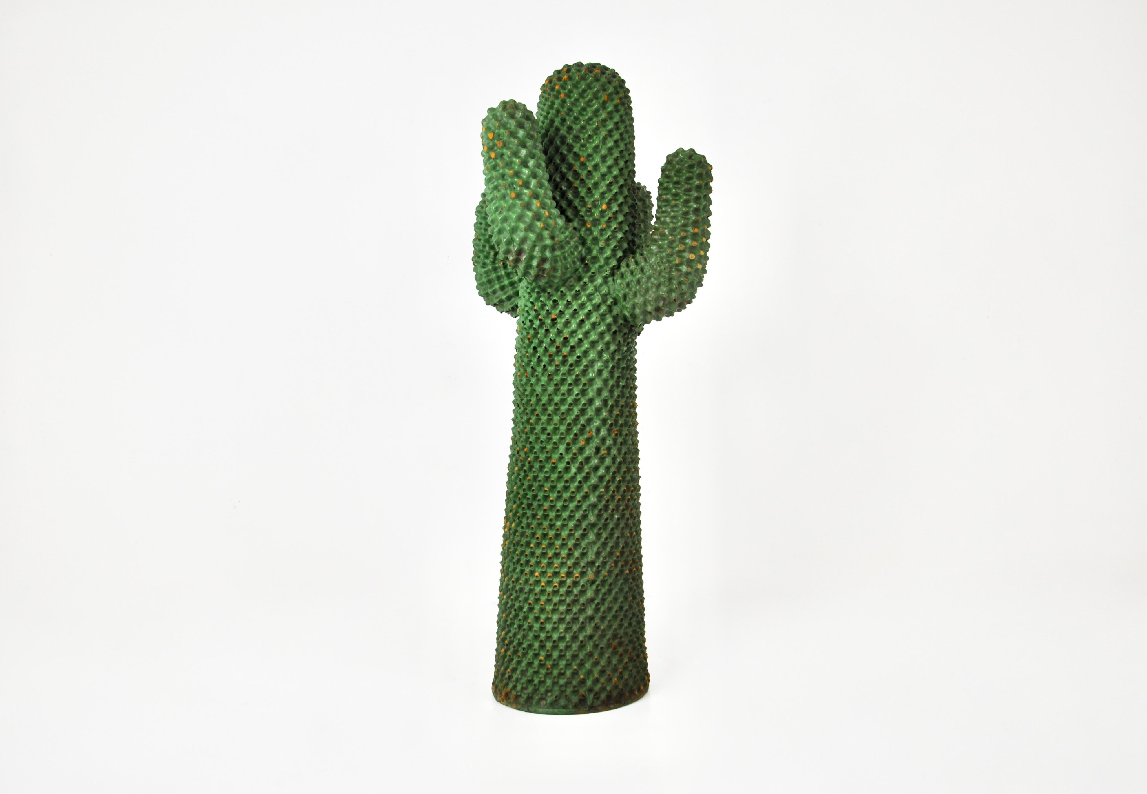 Appendiabiti in poliuretano a forma di cactus verde. Questa è la prima edizione creata nel 1968. Usura dovuta all'età e al tempo di utilizzo dell'appendiabiti.
PER LA SPEDIZIONE, RICHIEDICI DI RICEVERE IL MIGLIOR PREZZO
 