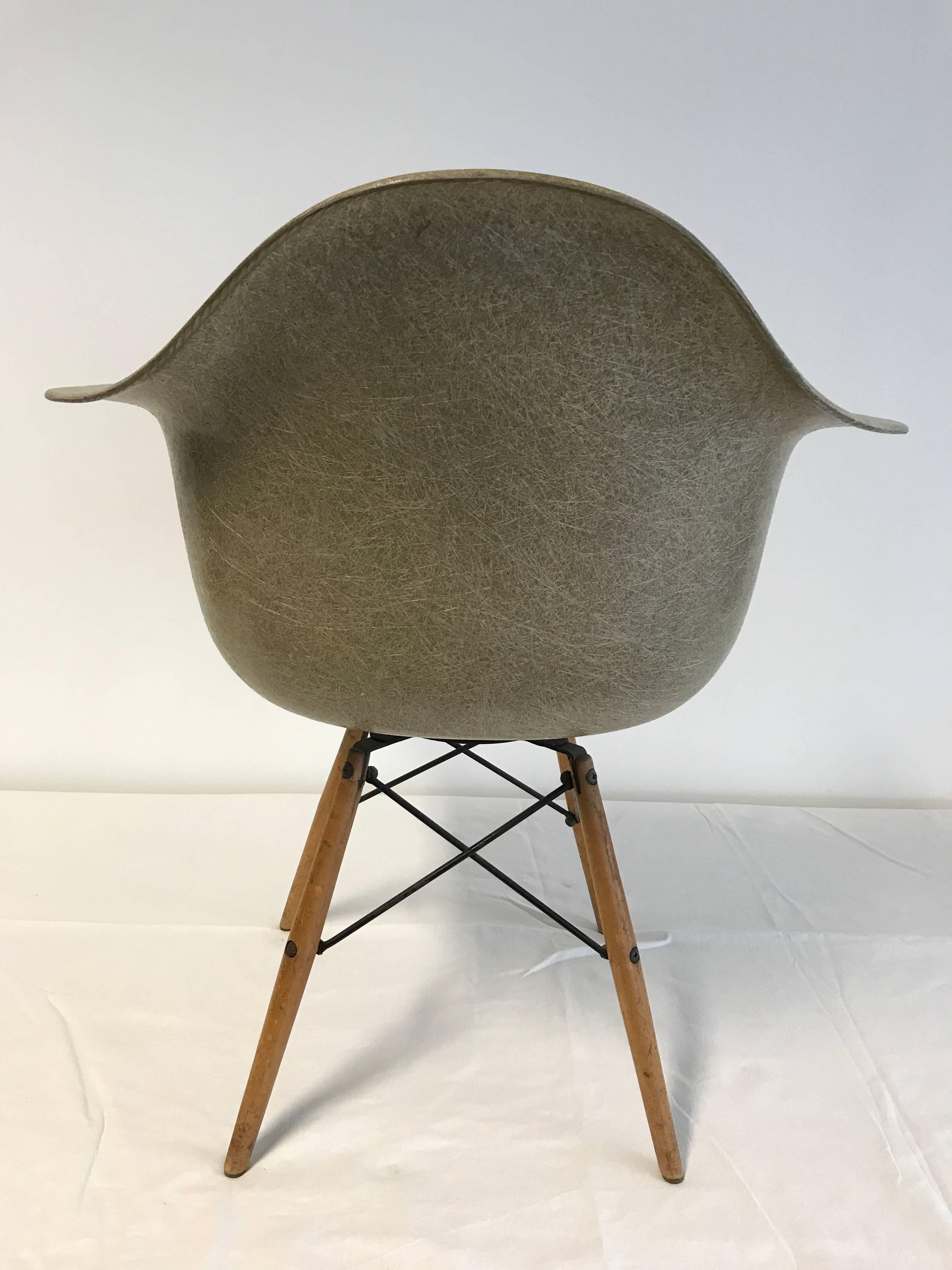 Moderne Première édition de la « Paw Chair » de Charles Eames, pieds en bouleau et fibre de verre coquillage pivotants en vente