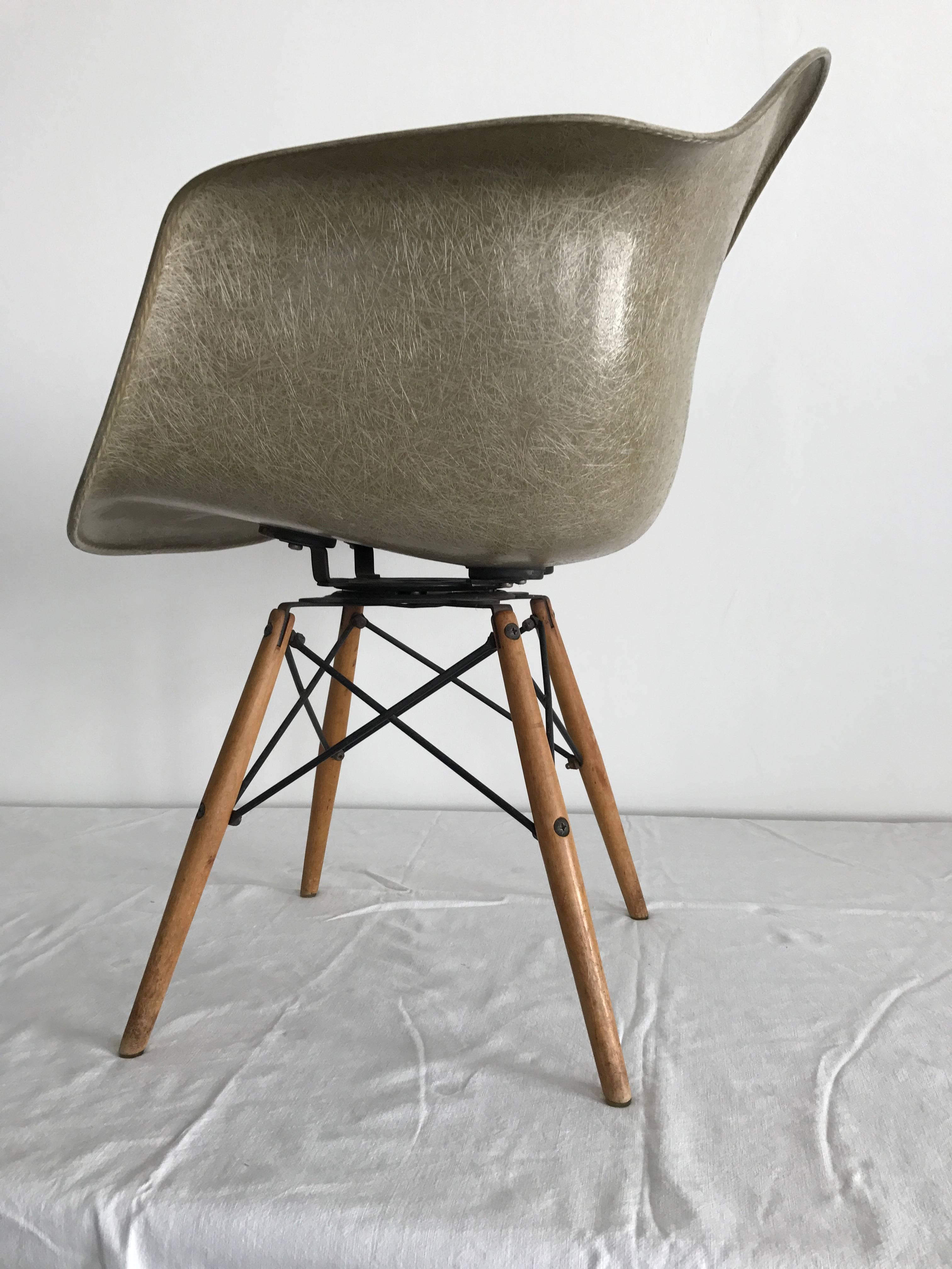Première édition de la « Paw Chair » de Charles Eames, pieds en bouleau et fibre de verre coquillage pivotants Bon état - En vente à Hamburg, DE