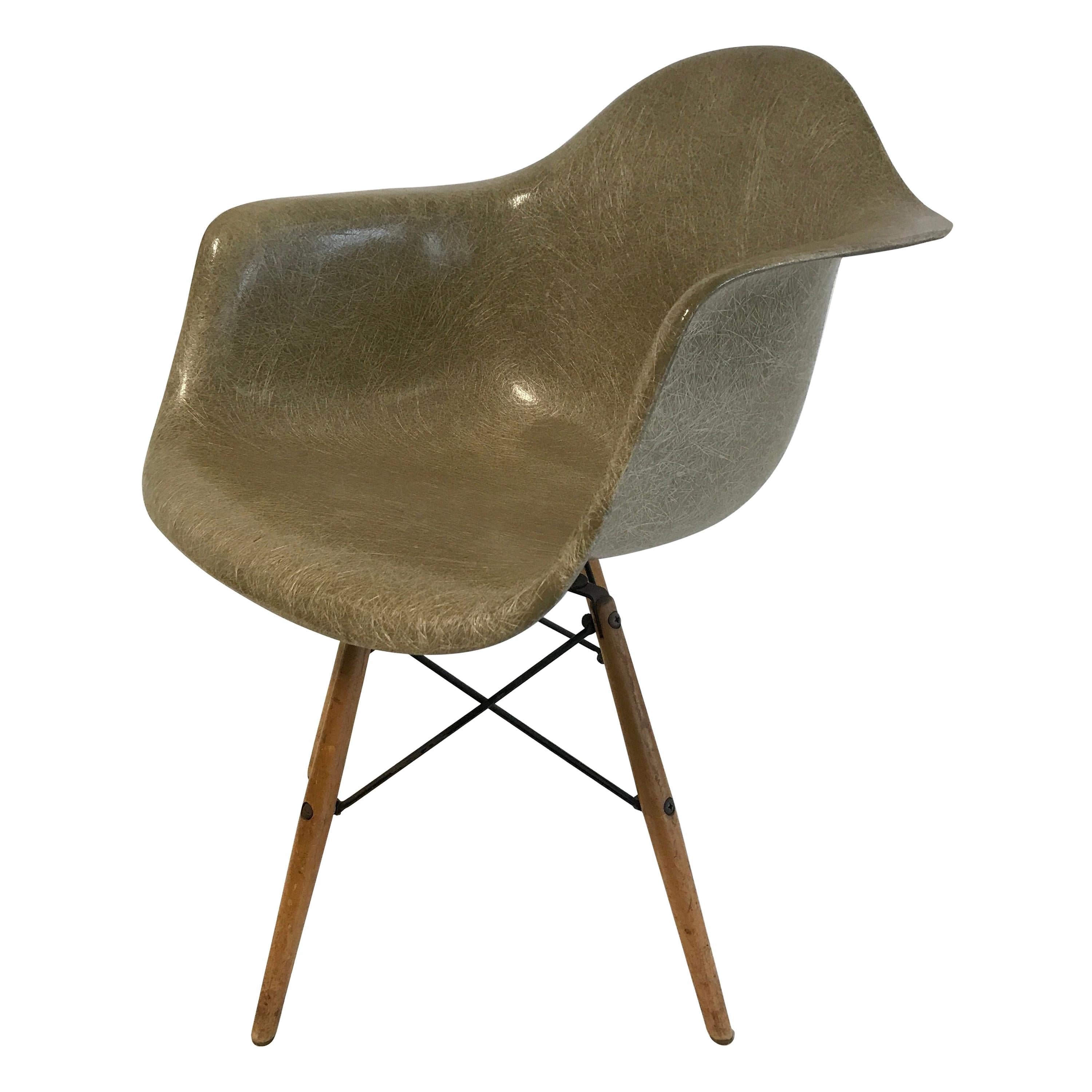 Première édition de la « Paw Chair » de Charles Eames, pieds en bouleau et fibre de verre coquillage pivotants en vente