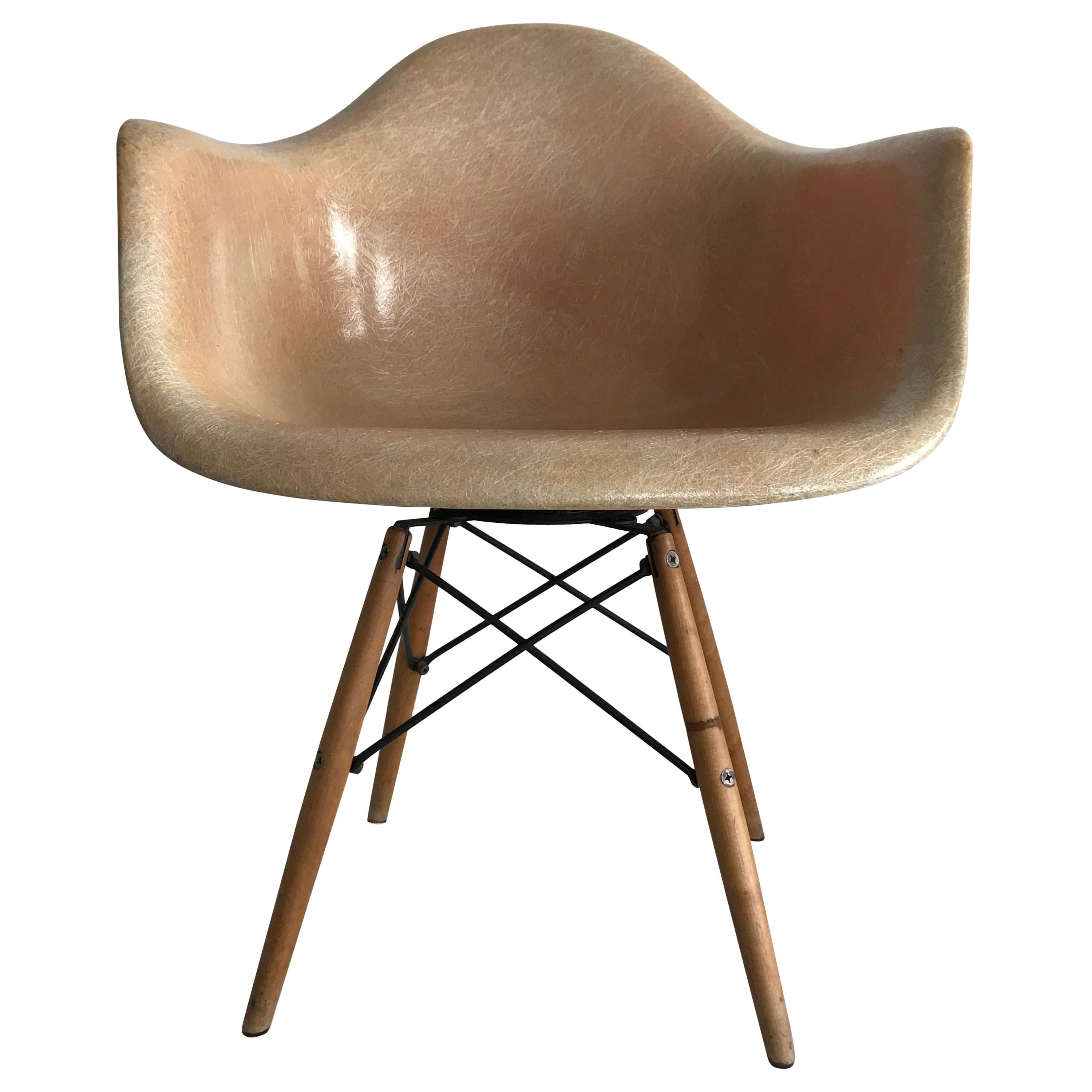 Erstausgabe Charles Eames "Paw Chair" Drehbare Glasfaserschale Dübelbein Birke