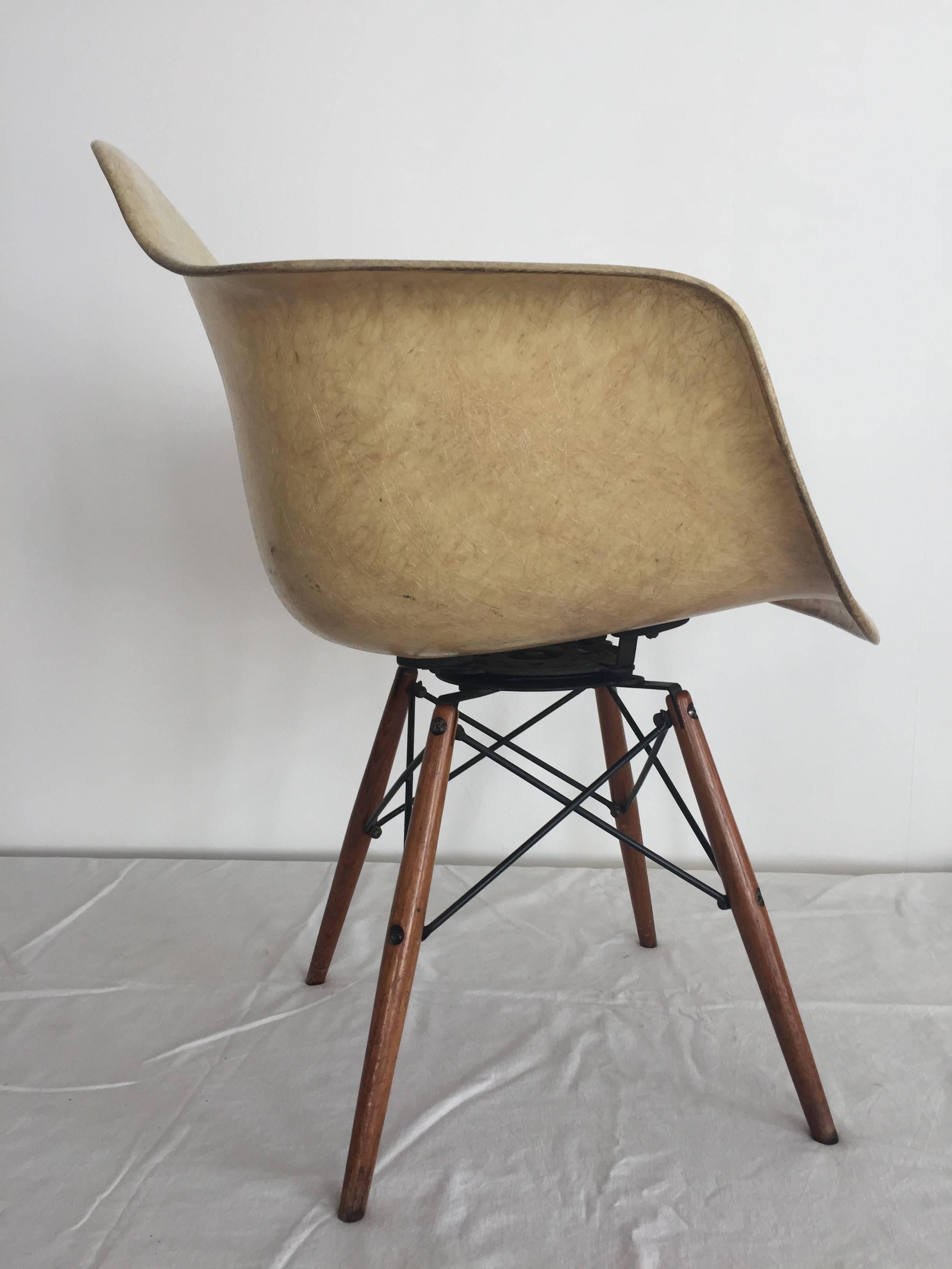 First production, first generation 1949-1950 Zenith Herman Miller, Charles Eames PAW rope swivel chair in color grey elephant, dowel legs in birch / all original parts. The awesome dowel base reads Seng Chicago on the metal portion, fiberglass shell