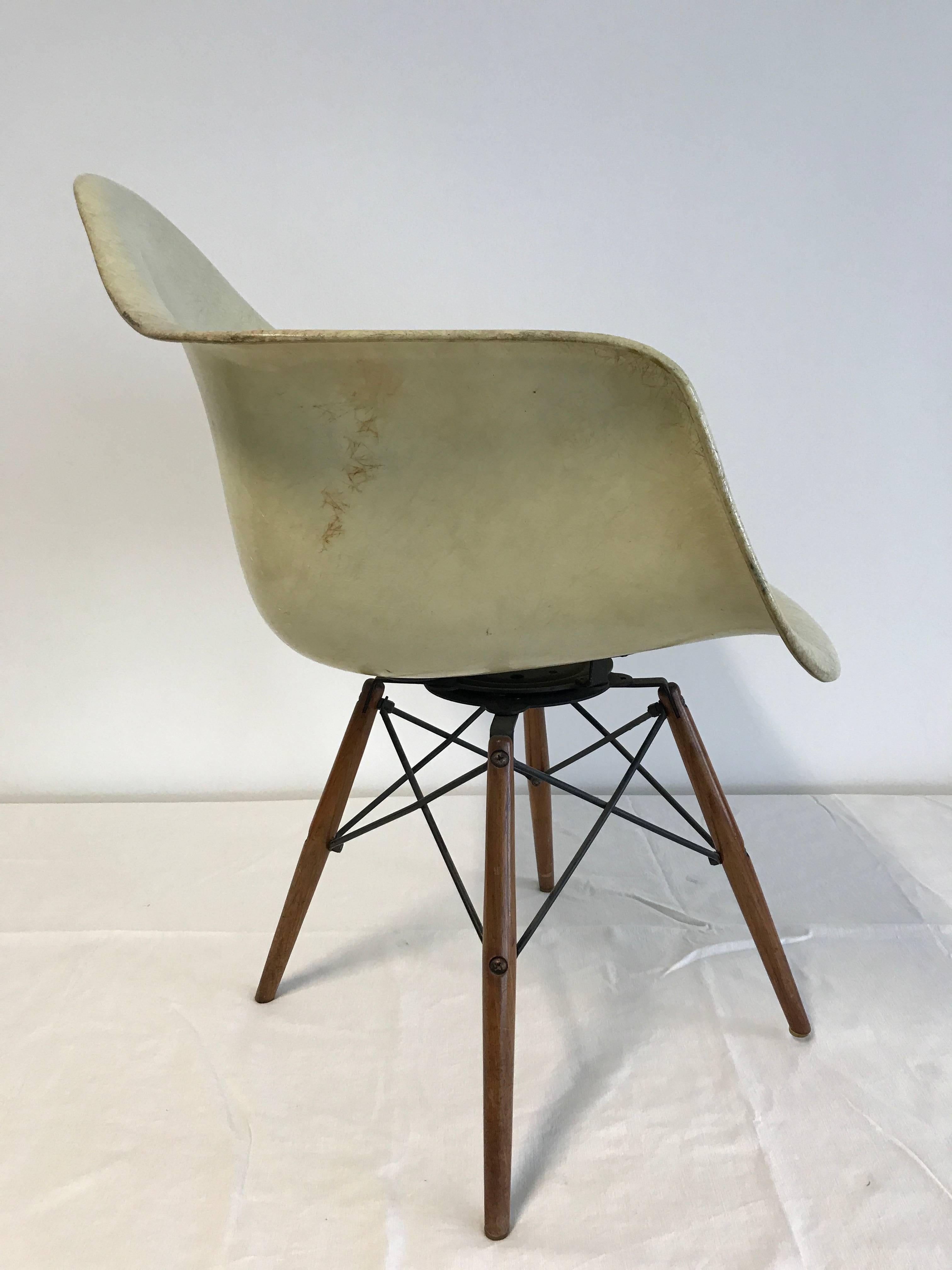 Modern First Edition Charles Eames Paw Chair Swivel Fibre Glass Shell Dowel Leg Walnut For Sale