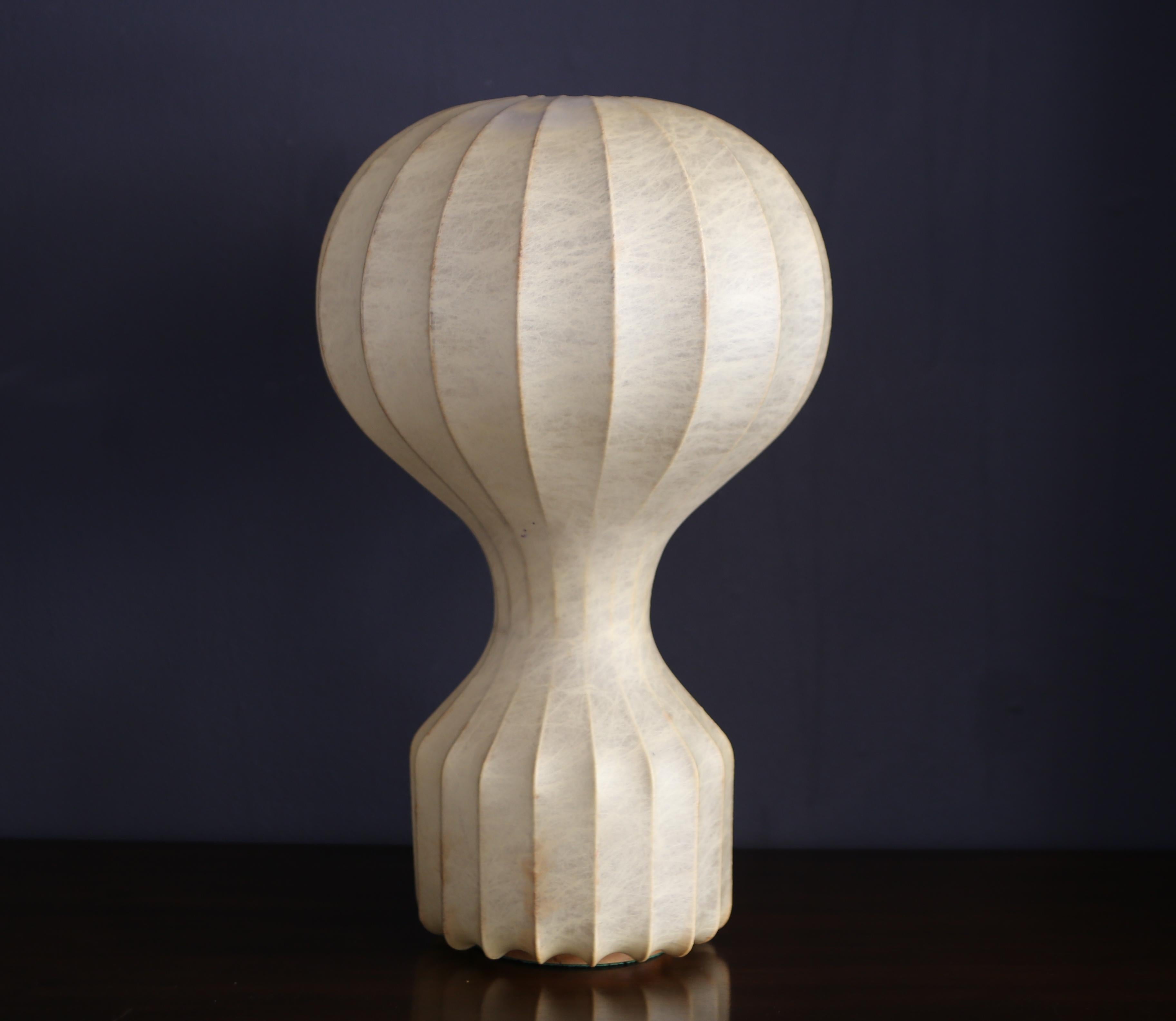 ACHILLE AND PIER GIACOMO CASTIGLIONI
A 'Gatto' table lamp for FLOS, 1962.
Plastic polymer sprayed onto an iron frame.
Height 31 cm.

Literature: Ottagono 5 (April 1967), p. 99 Sergio Polano, Achille Castiglioni all works, Electa, Milan, 2001, p. 190