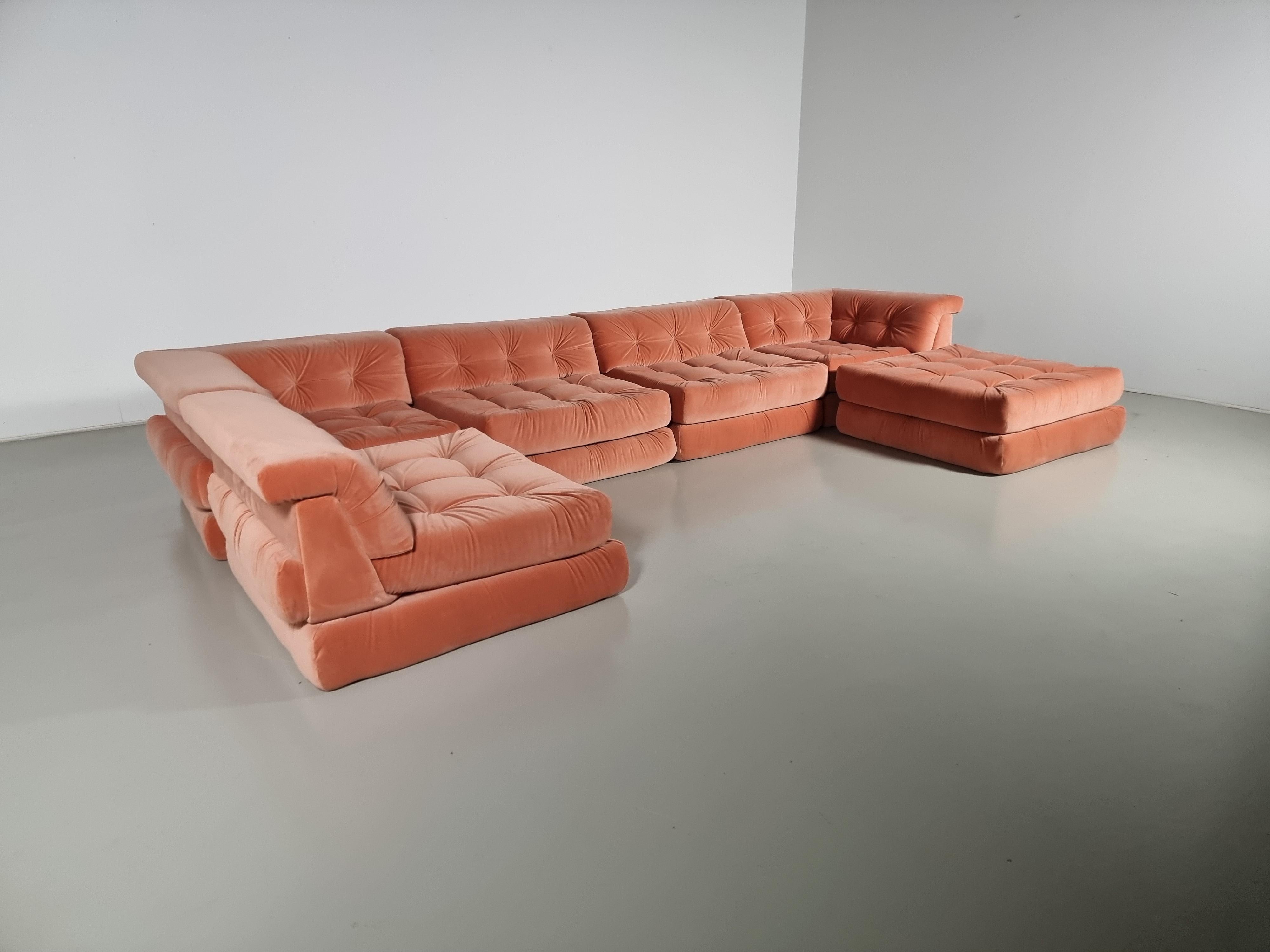 1st edition reupholstered Mah Jong modular sofa set by Hans Hopfer, designed in 1971 for Roche Bobois. It features multiple cushions that can be arranged in an endless number of ways, This set includes 12 cushions and 5 backrests. 

Hopfer’s Mah