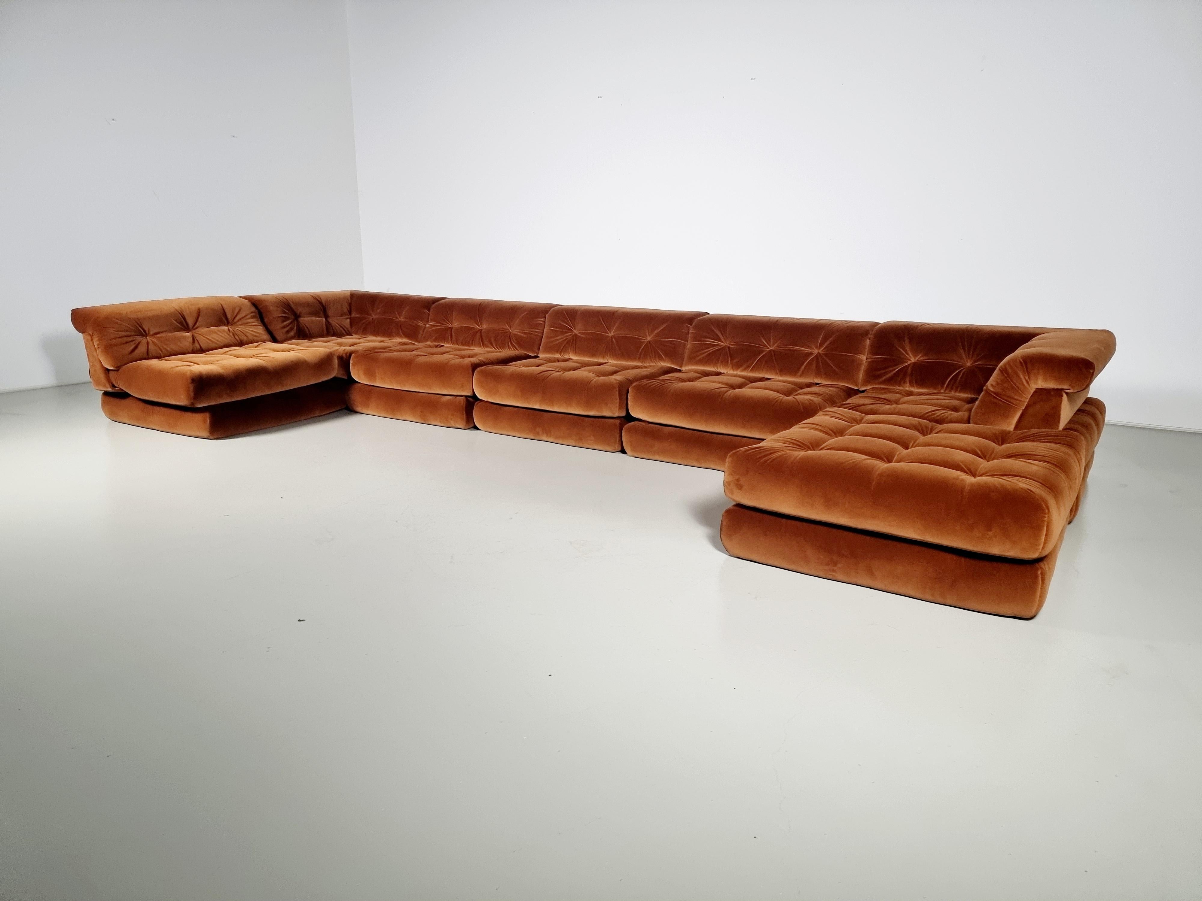 1st Edition Mah Jong modular landscape sofa set by Hans Hopfer, designed in 1971 for Roche Bobois. It features multiple cushions that can be arranged in an endless number of ways, This set includes 14 cushions and 6 backrests. 

Hopfer’s Mah Jong is